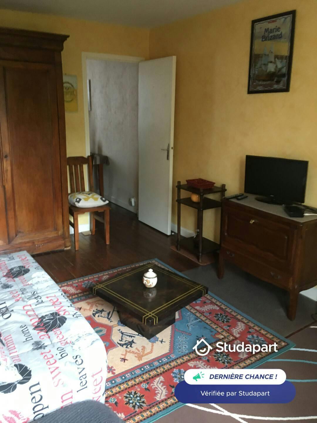 Apartment for rent for €420 per month in Reims, Rue Émile Zola
