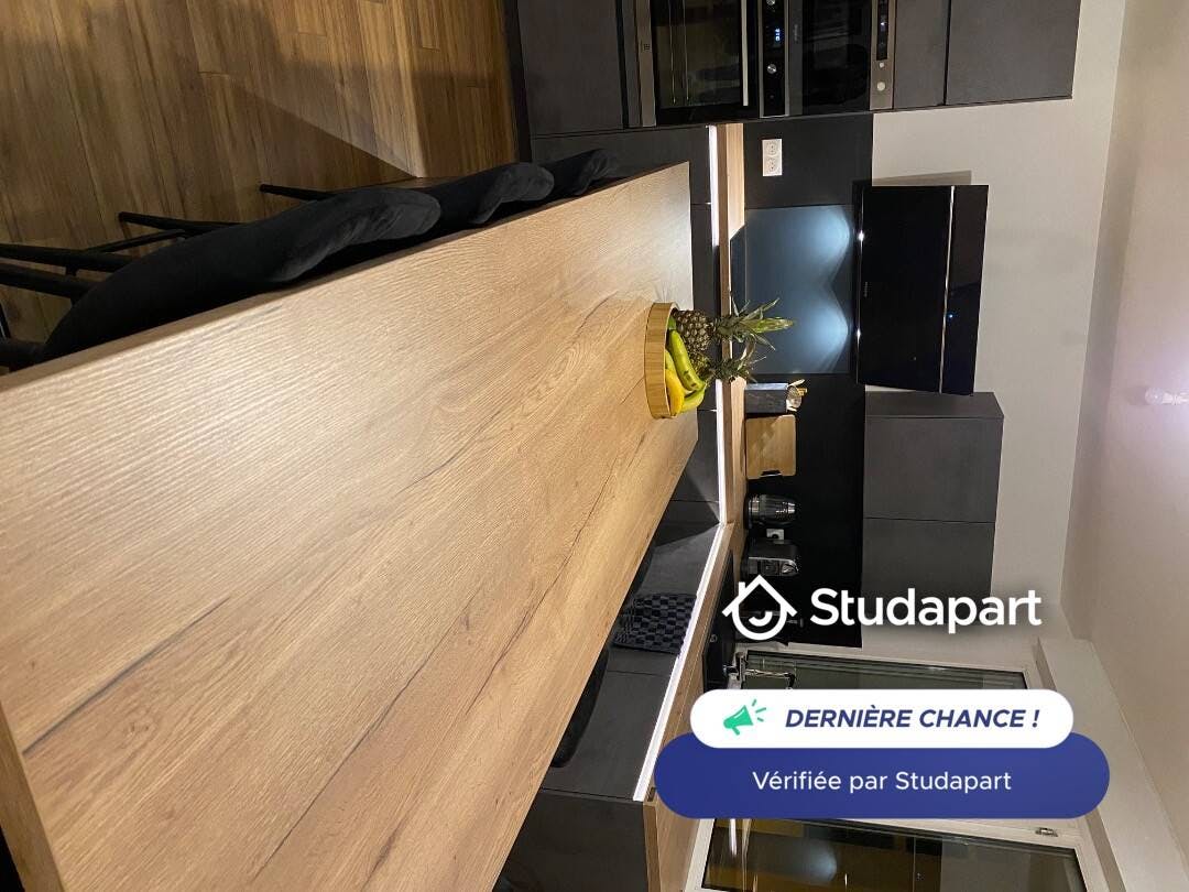 Apartment for rent for €1,100 per month in Reims, Rue Coquebert