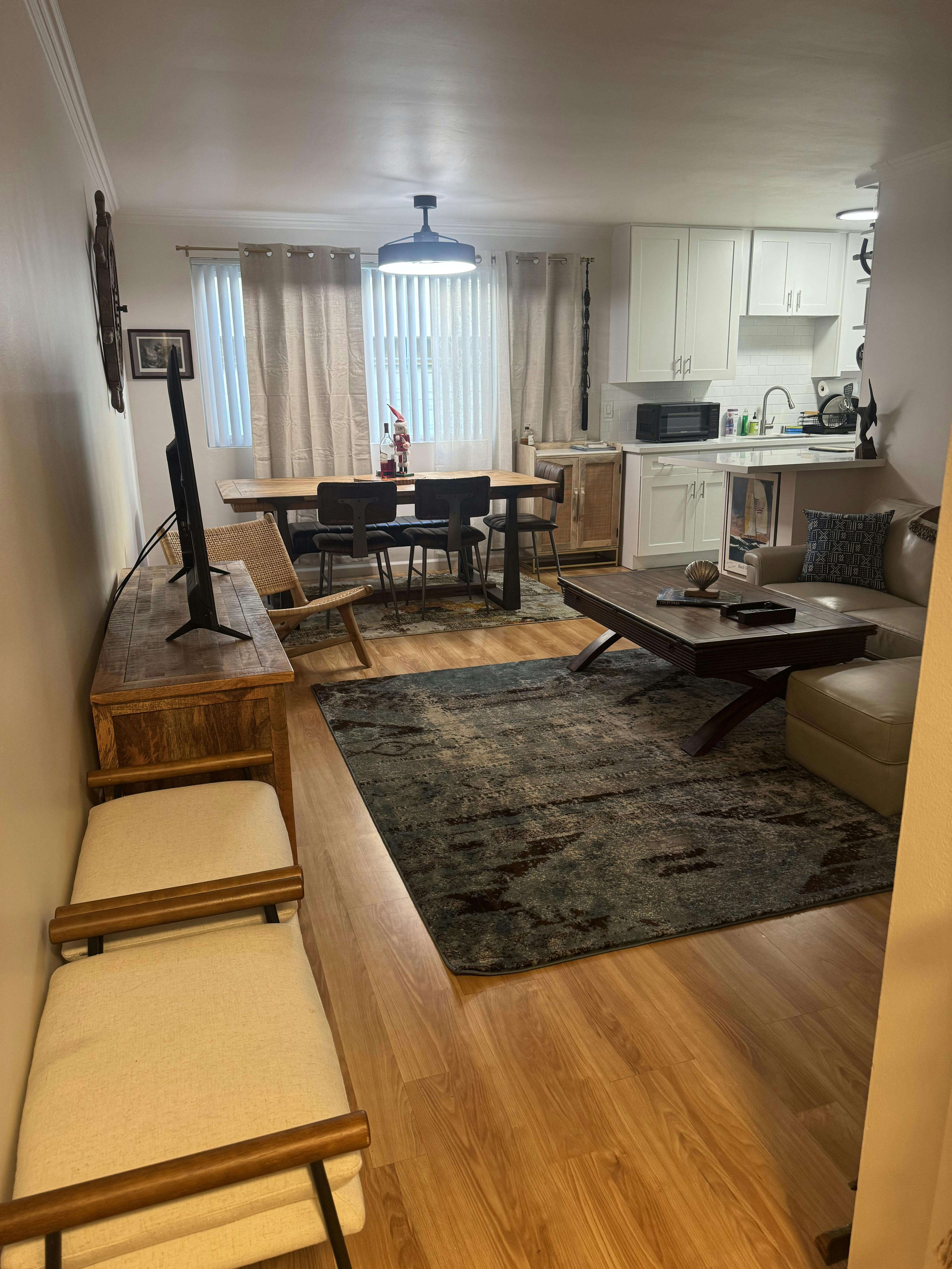 Clădire de închiriat pentru $2,900 pe lună în Long Beach, East 1st Street