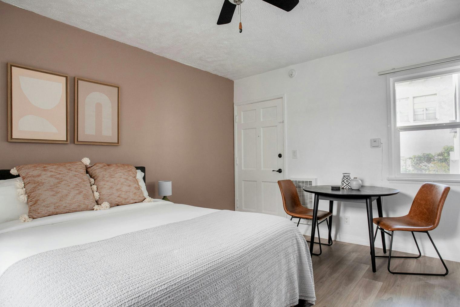 Garsonieră de închiriat pentru $2,879 pe lună în Los Angeles, Tiverton Avenue