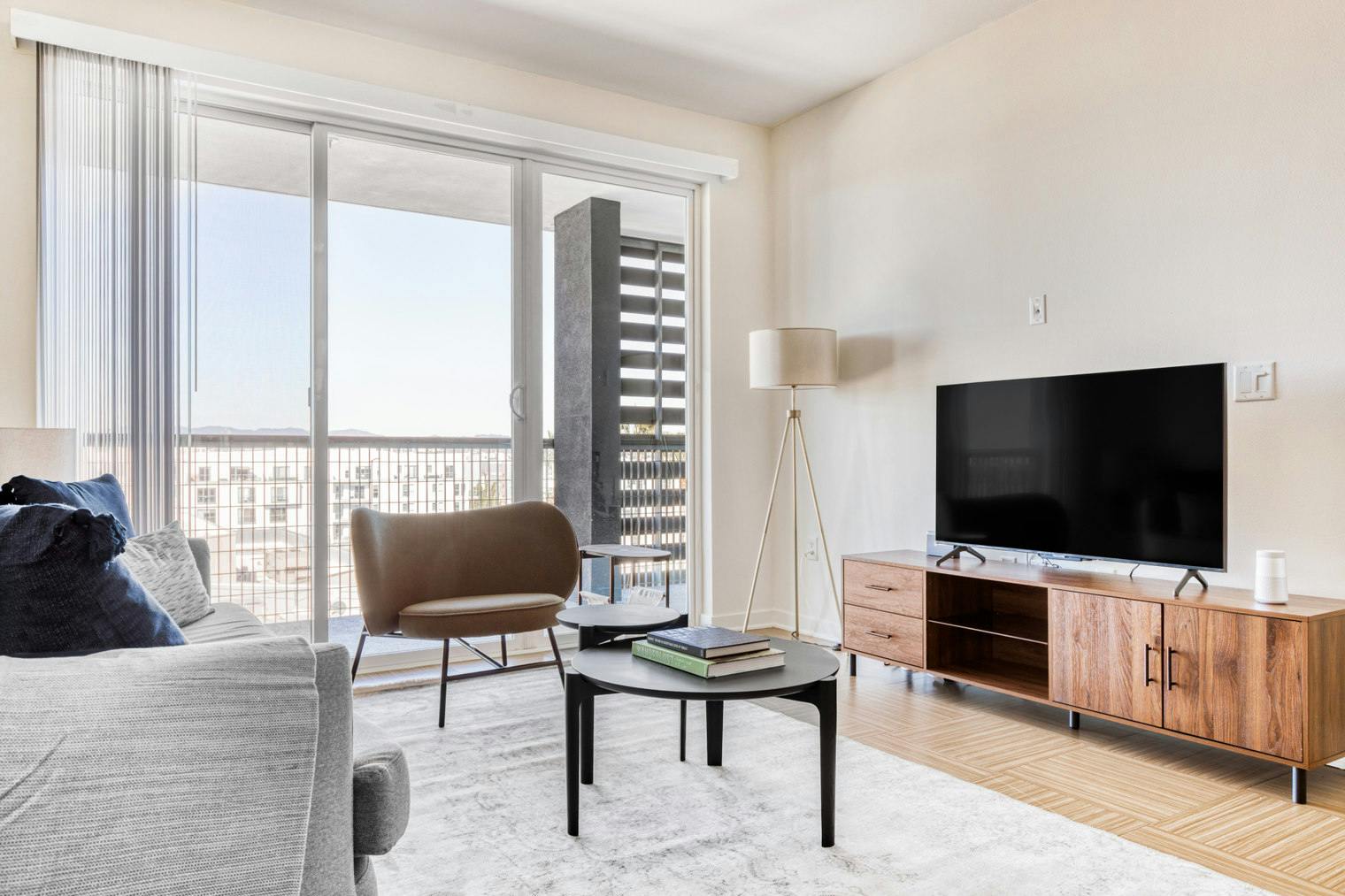 Apartamento en alquiler por $5,625 al mes en Marina del Rey, Maxella Avenue