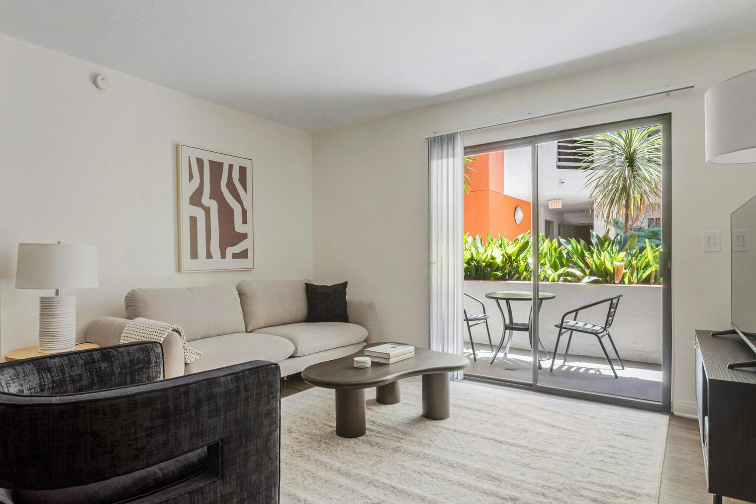 Квартира сдается в аренду за $4,018 в месяц в Los Angeles, Bluffside Drive