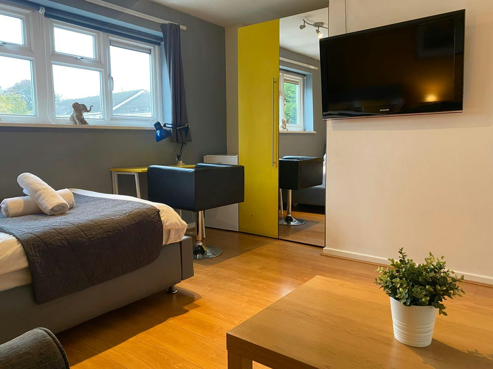 Дом сдается в аренду за 3 520 £ в месяц в Wolverhampton, Frome Drive