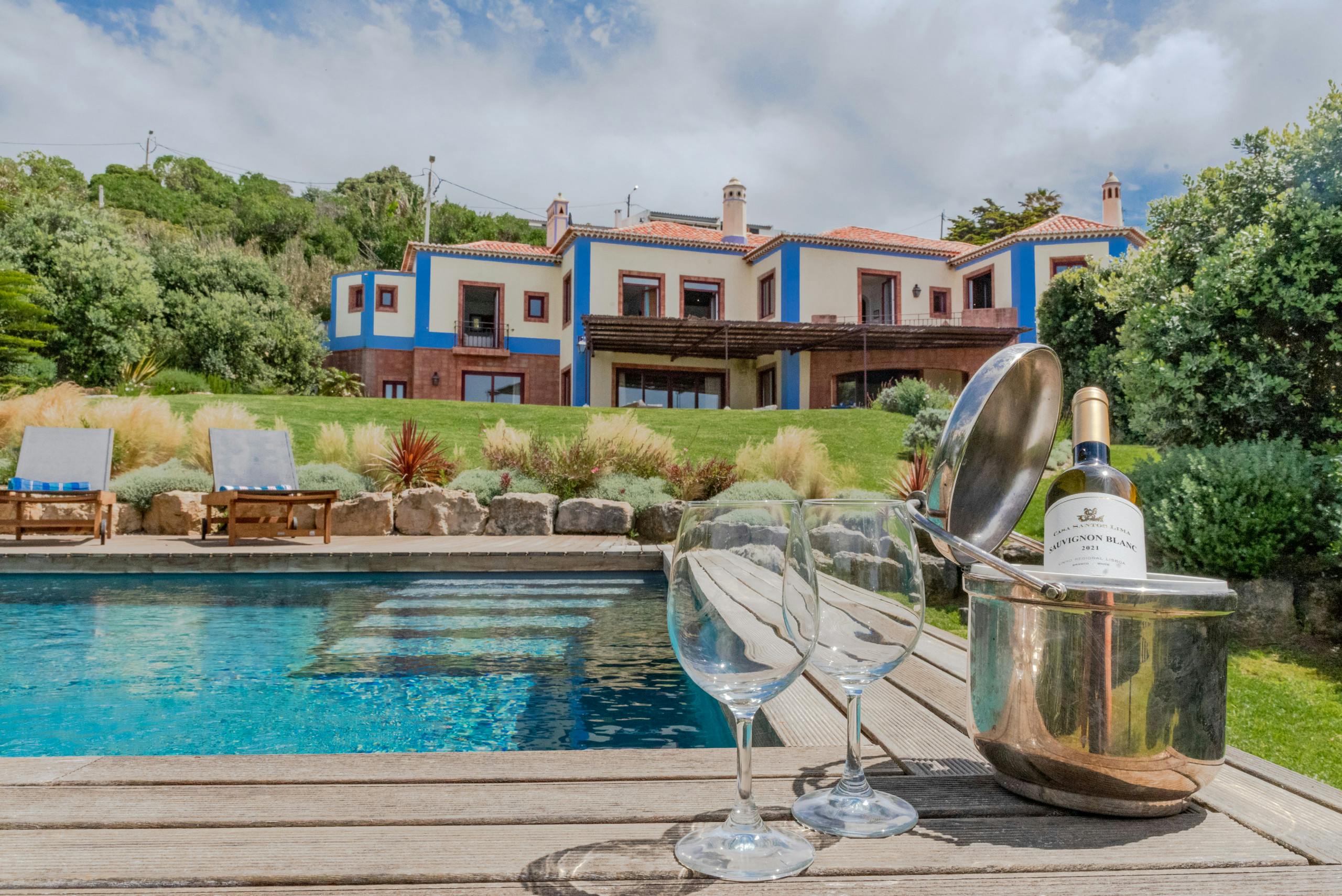 House for rent for €9,999 per month in Colares, Rua da Mesquita