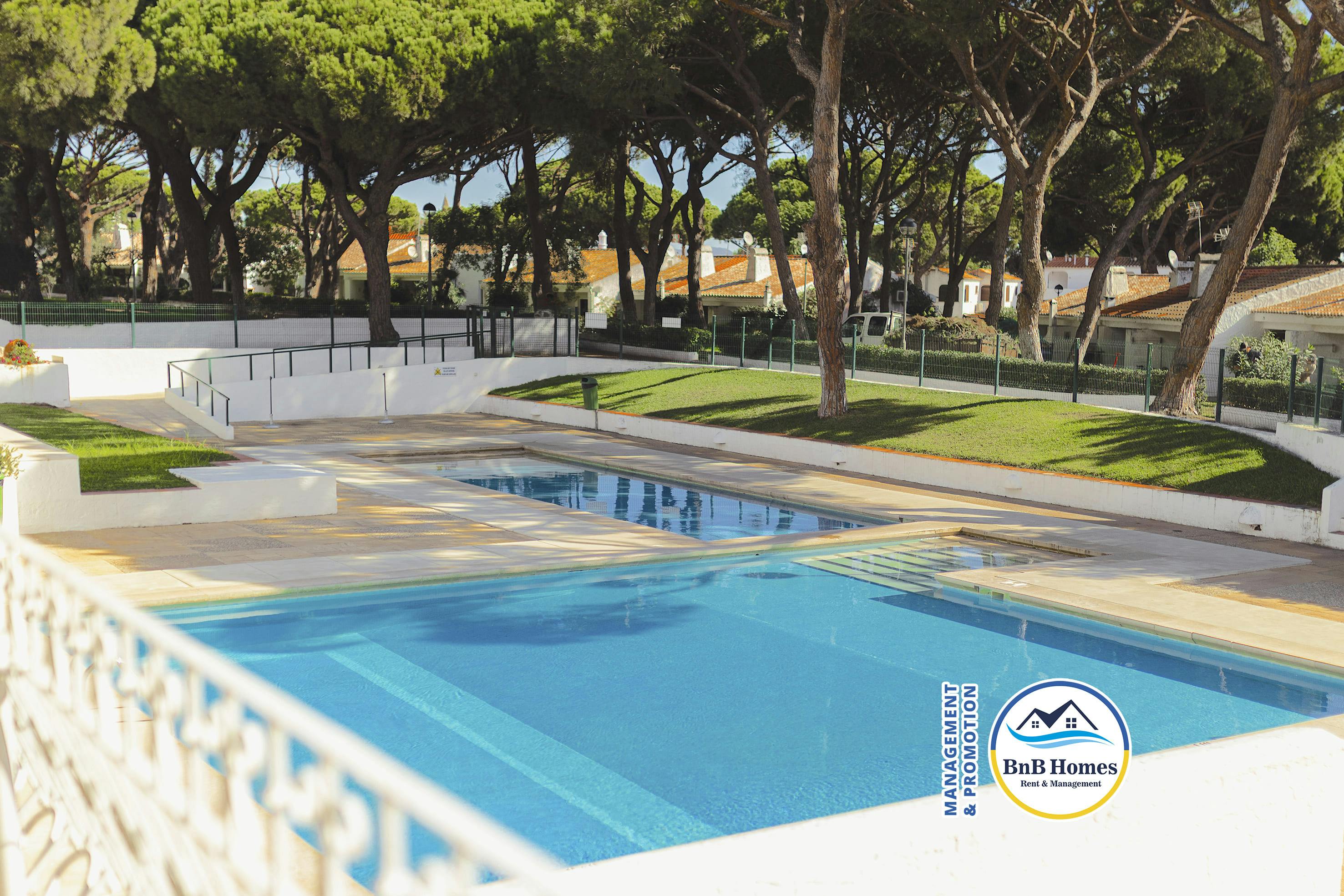 Apartment for rent for €1,999 per month in Olhos de Água, Aldeia Das Acoteias