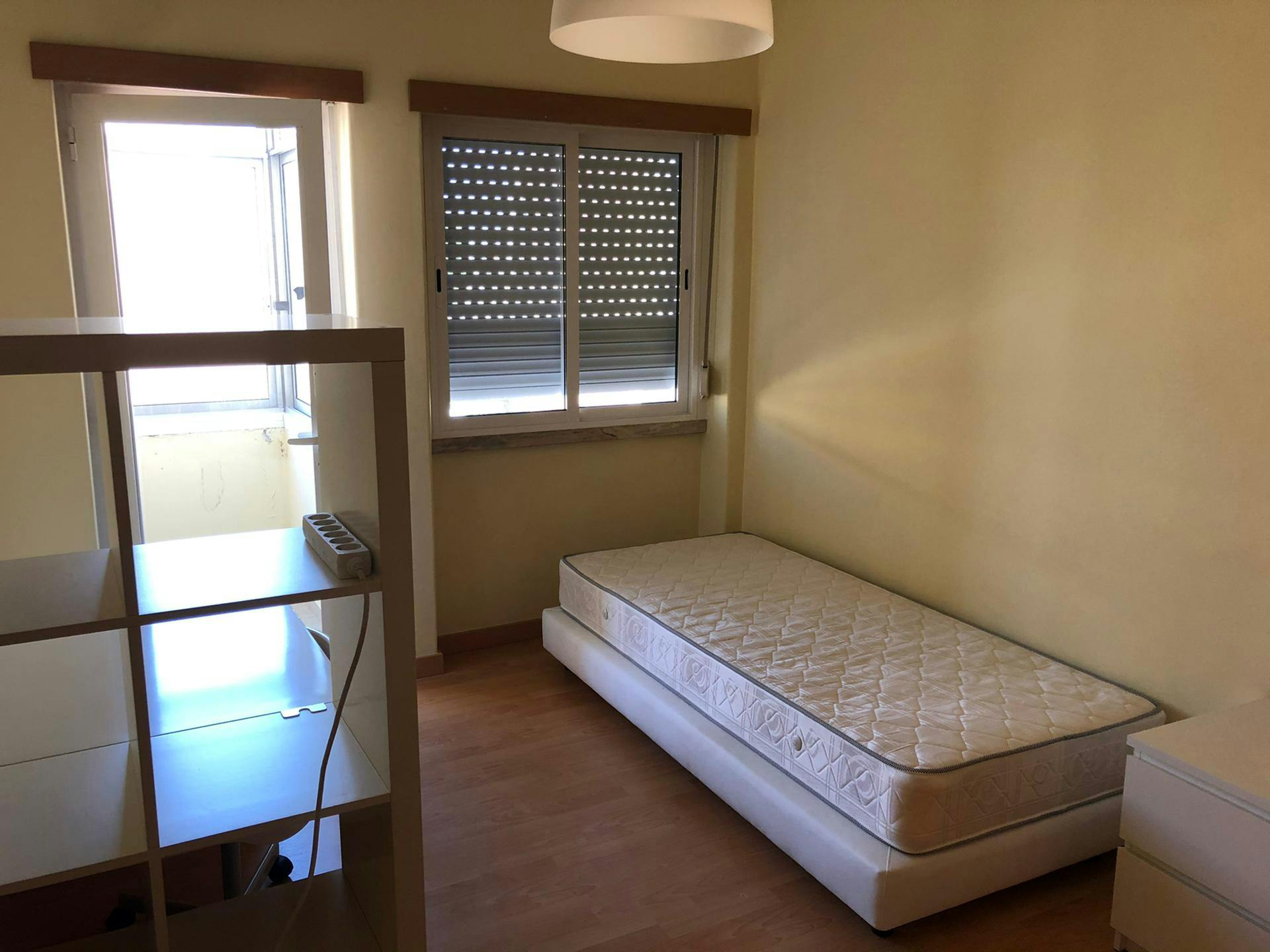 Single room Moscavide, 1 bed, 15m² — photo 1