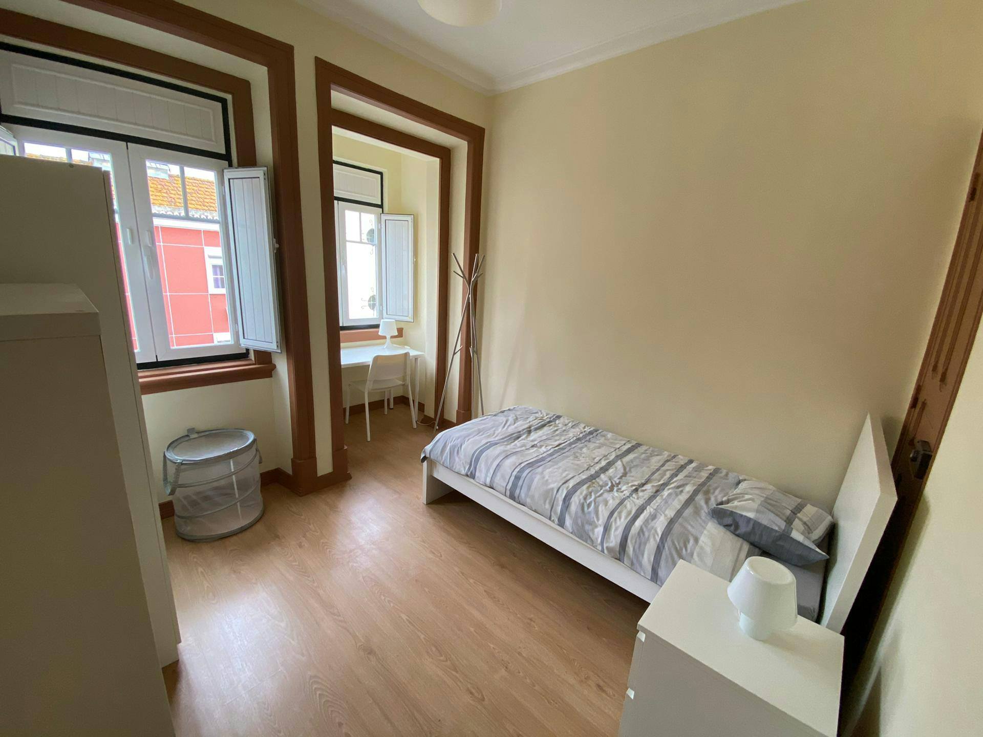 Single room Moscavide, 1 bed, 12m² — photo 1