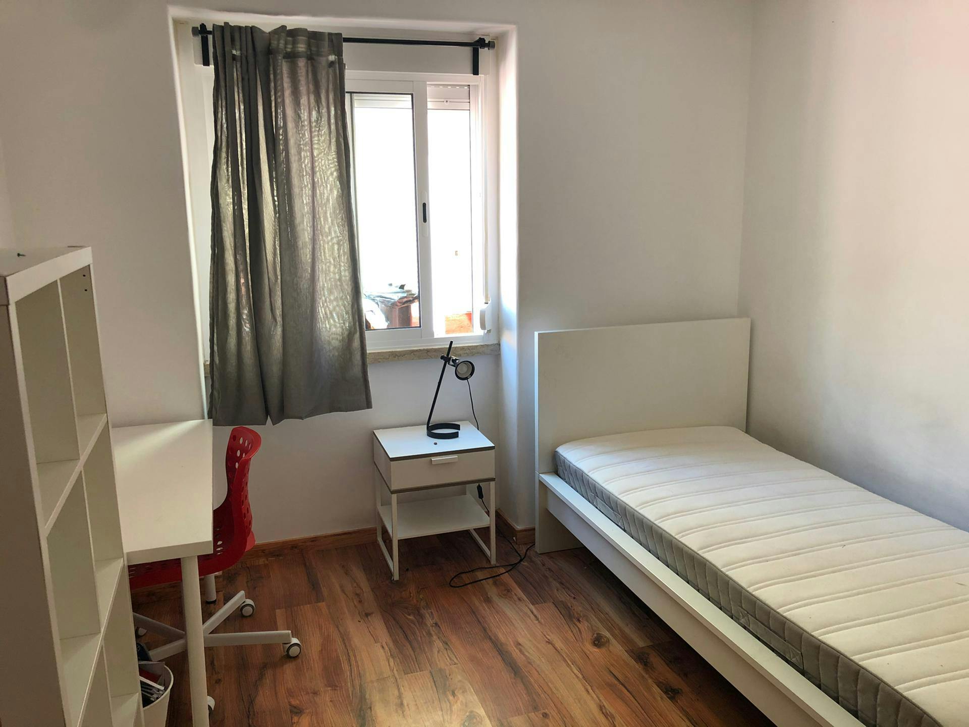 Single room Moscavide, 1 bed, 11m² — photo 1