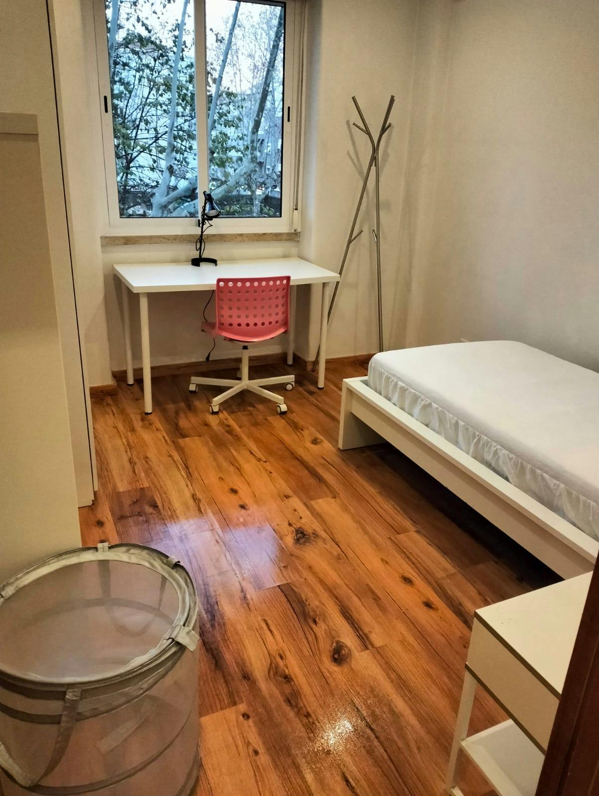 Single room Moscavide, 1 bed, 12m² — photo 1