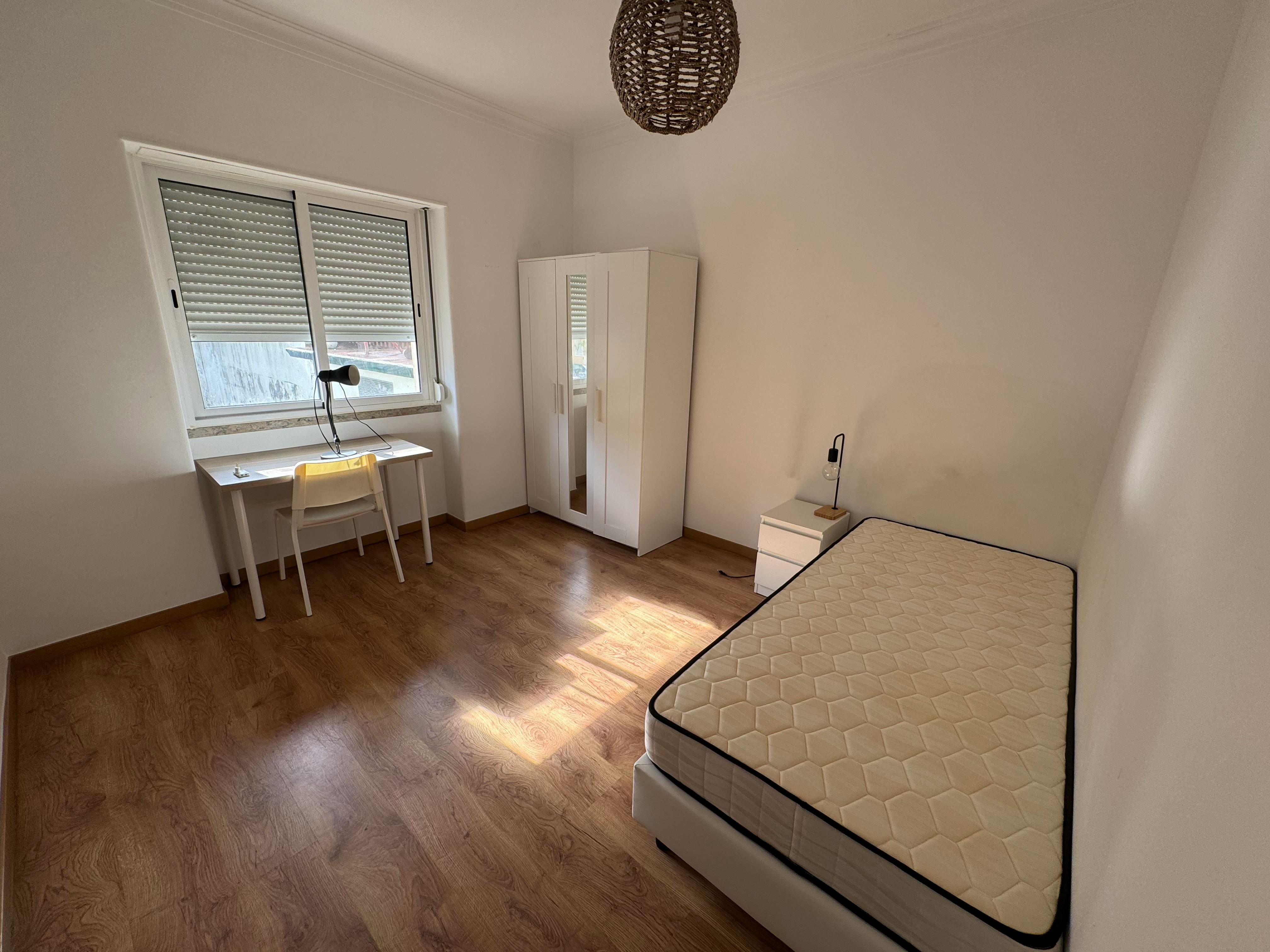 Single room Moscavide, 1 bed, 11m² — photo 1