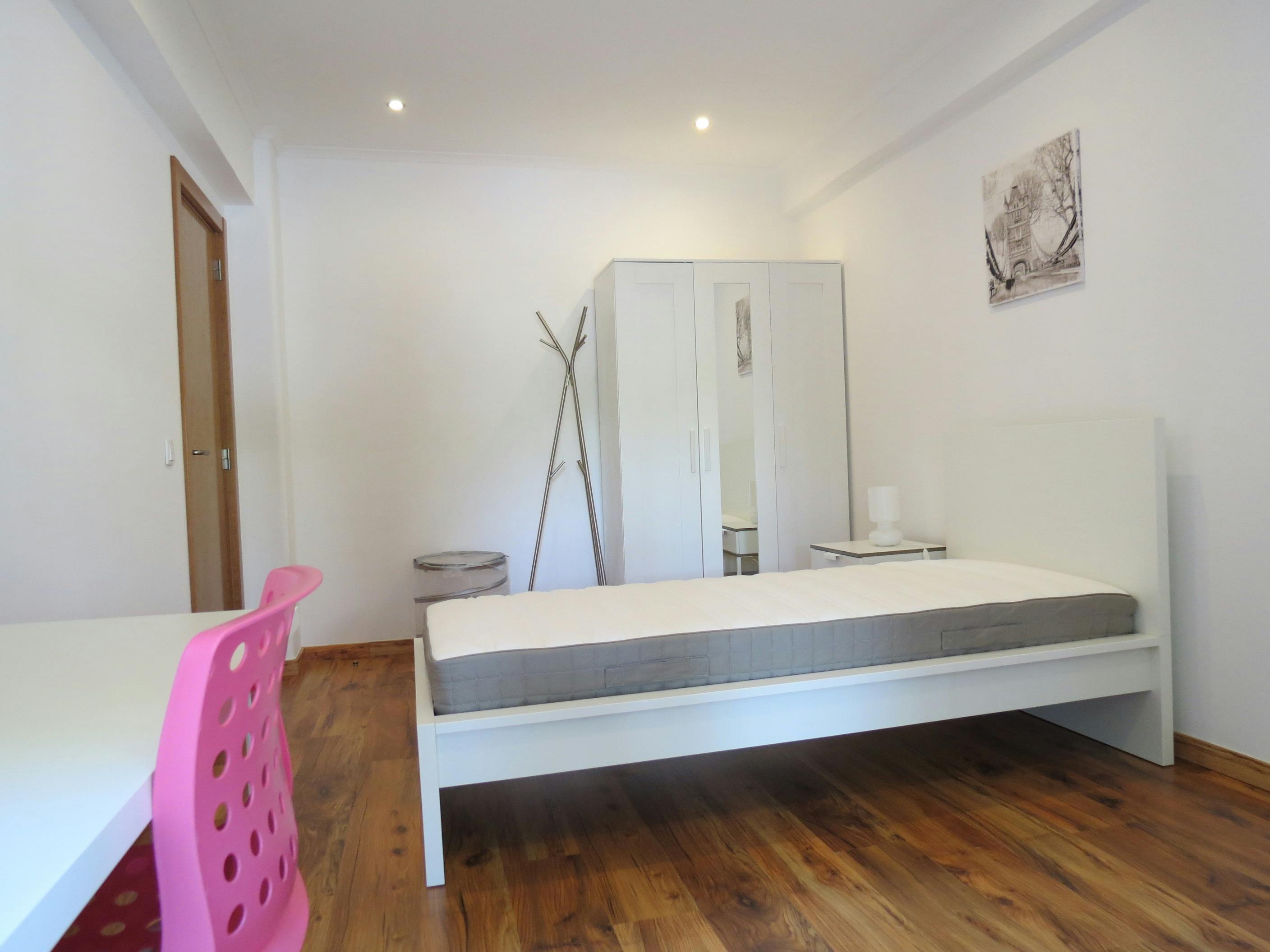 Single room Moscavide, 1 bed, 12m² — photo 1