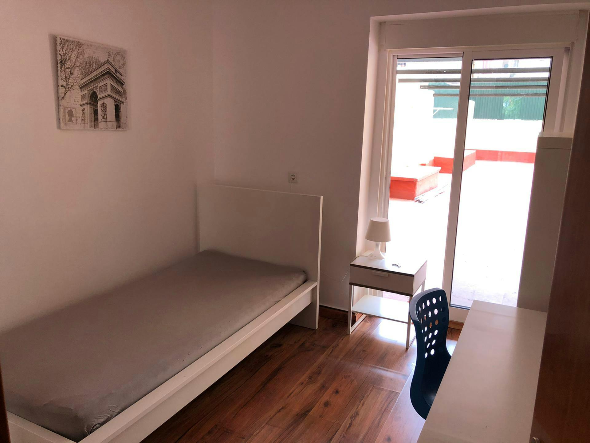 Single room Moscavide, 1 bed, 11m² — photo 1