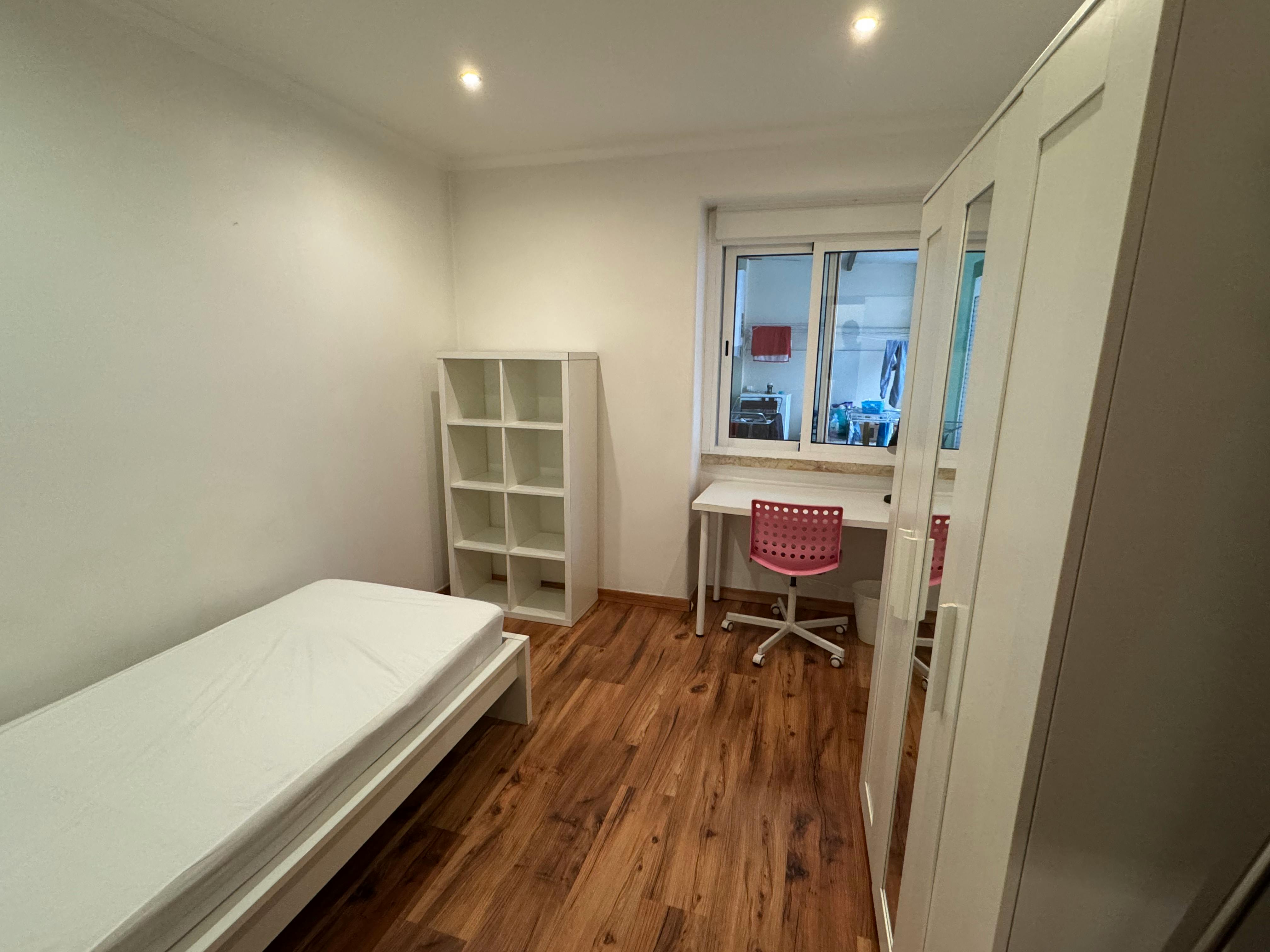 Single room Moscavide, 1 bed, 14m² — photo 1