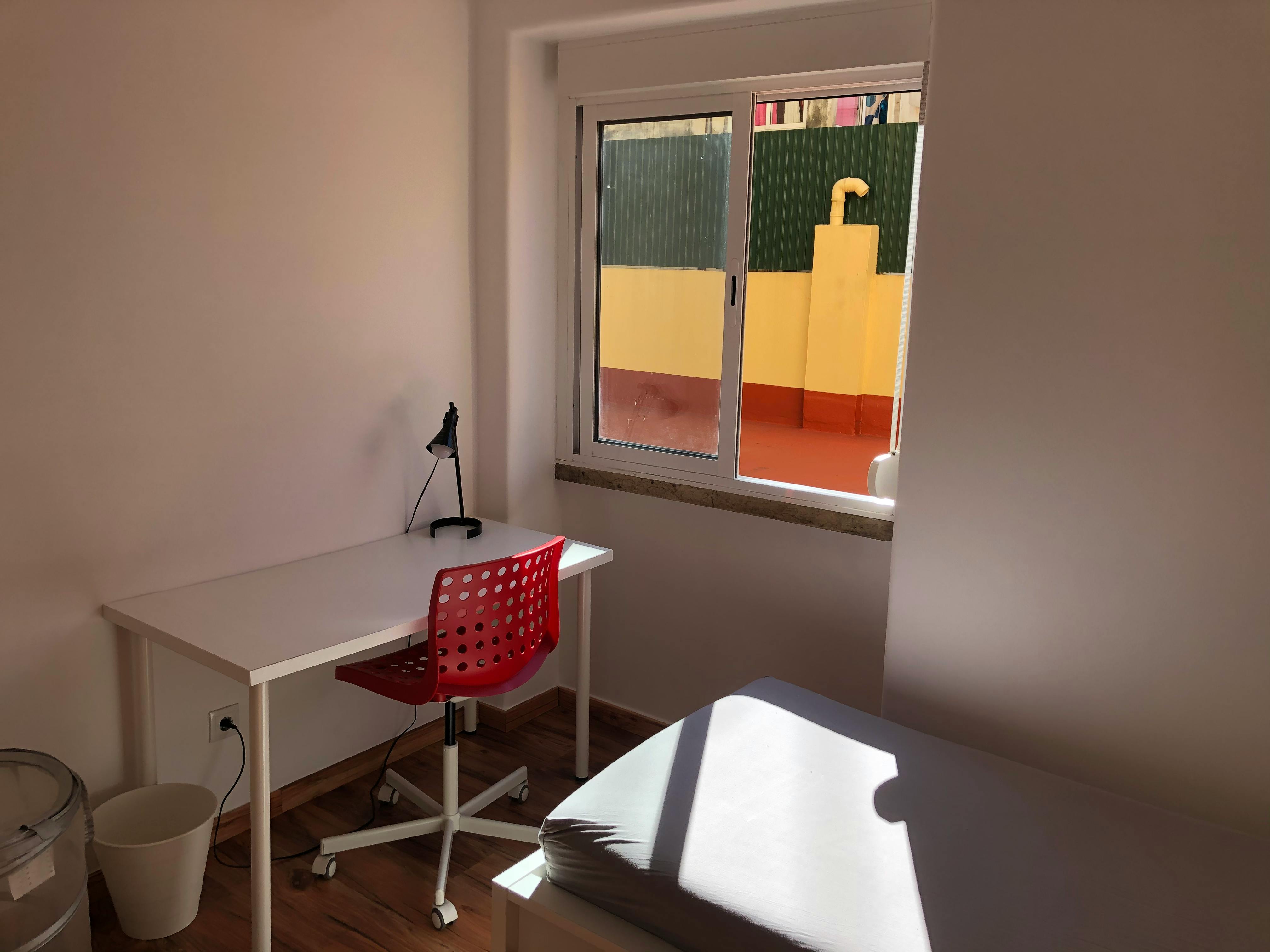 Single room Moscavide, 1 bed, 11m² — photo 1