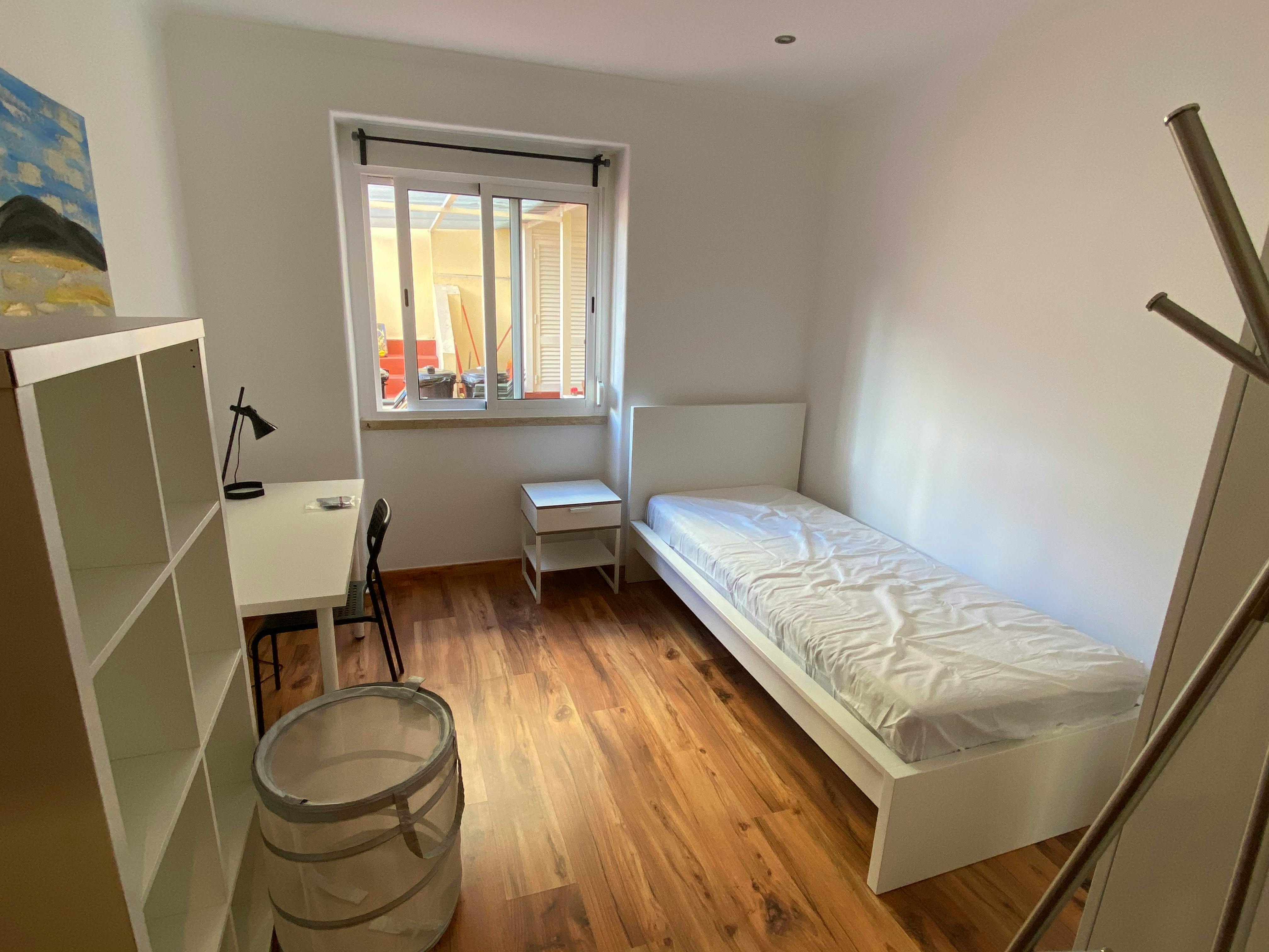 Single room Moscavide, 1 bed, 12m² — photo 2
