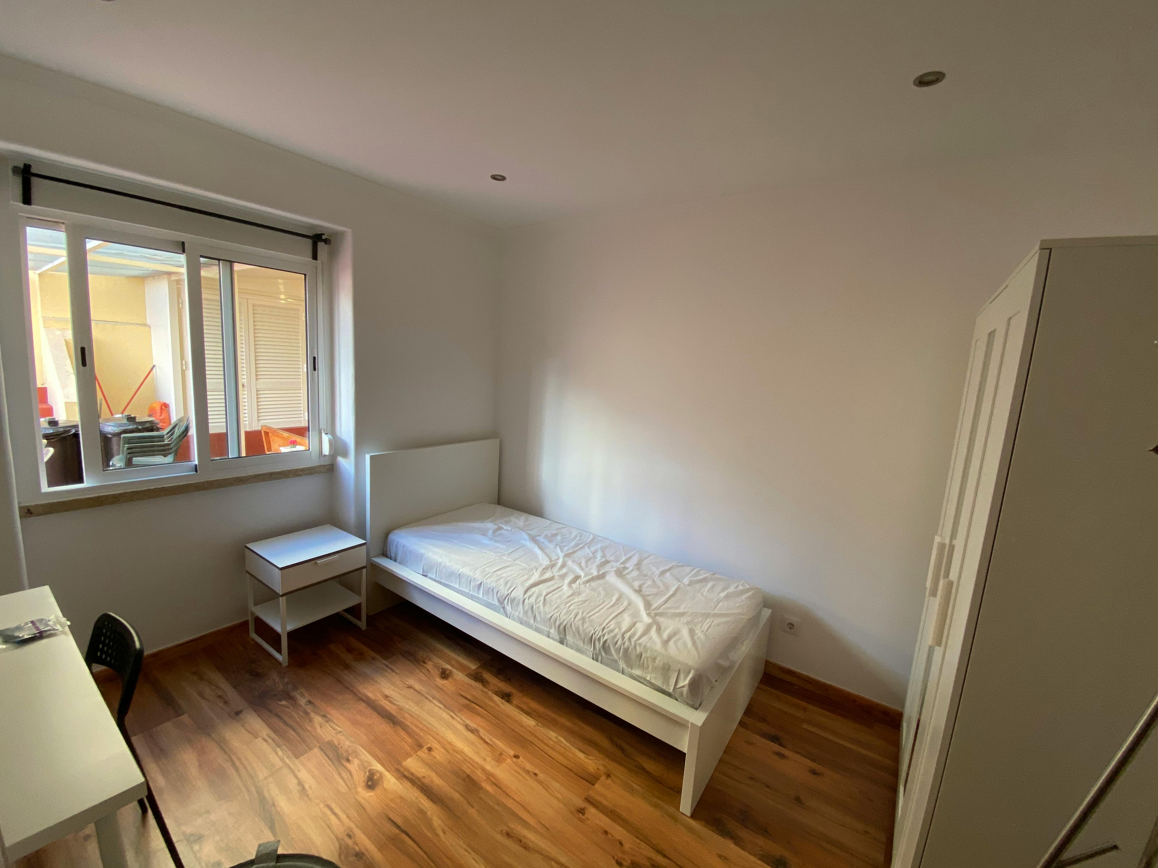 Single room Moscavide, 1 bed, 12m² — photo 1