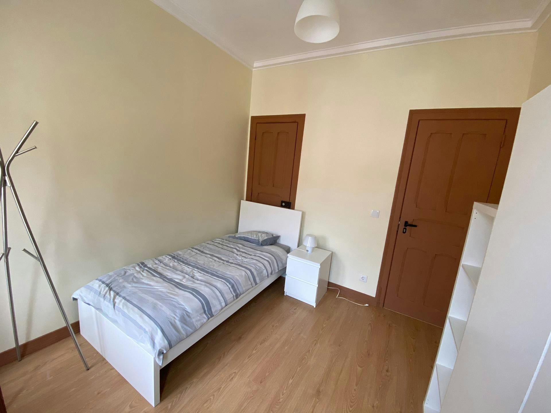Single room Moscavide, 1 bed, 9m² — photo 1