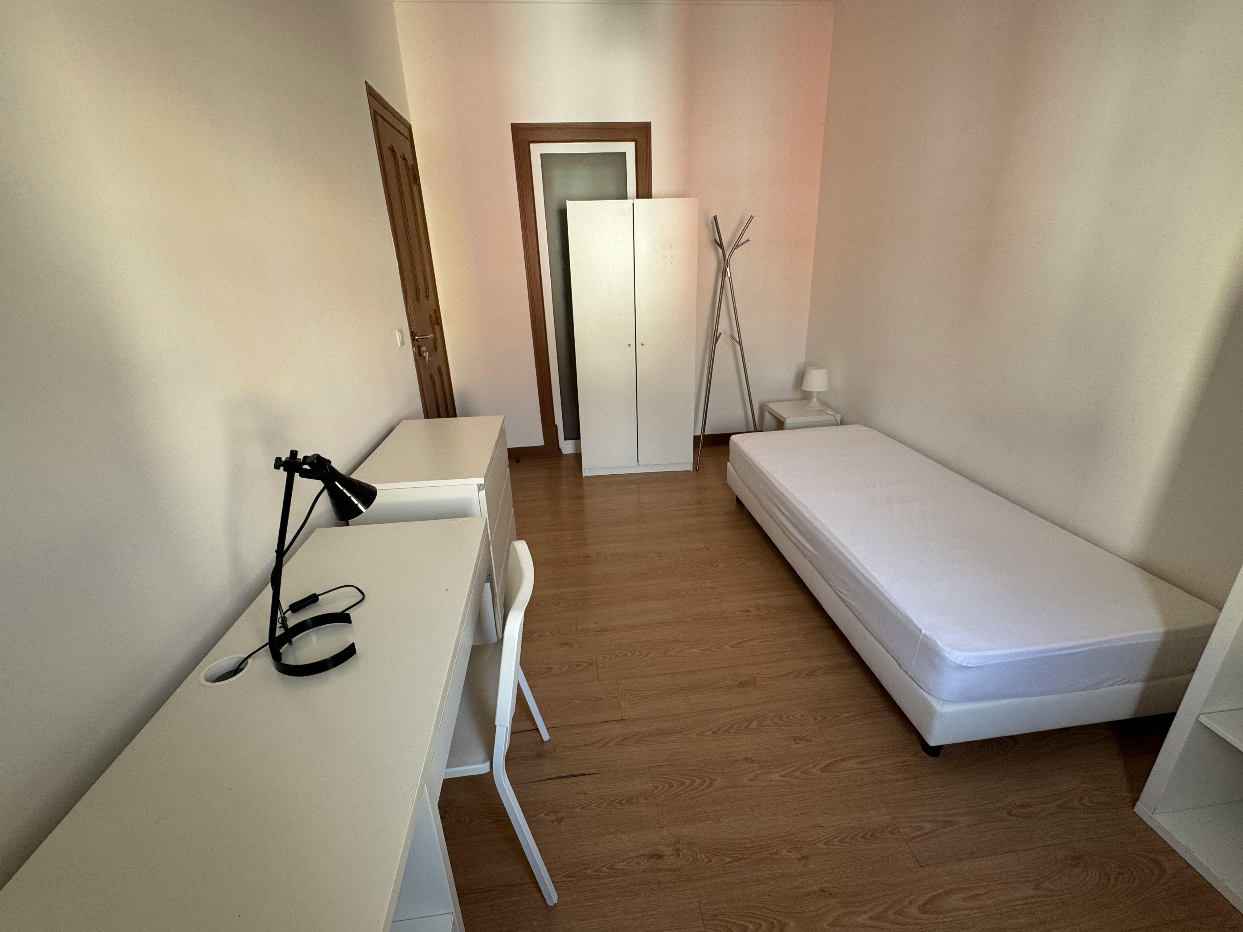 Single room Moscavide, 1 bed, 13m² — photo 1