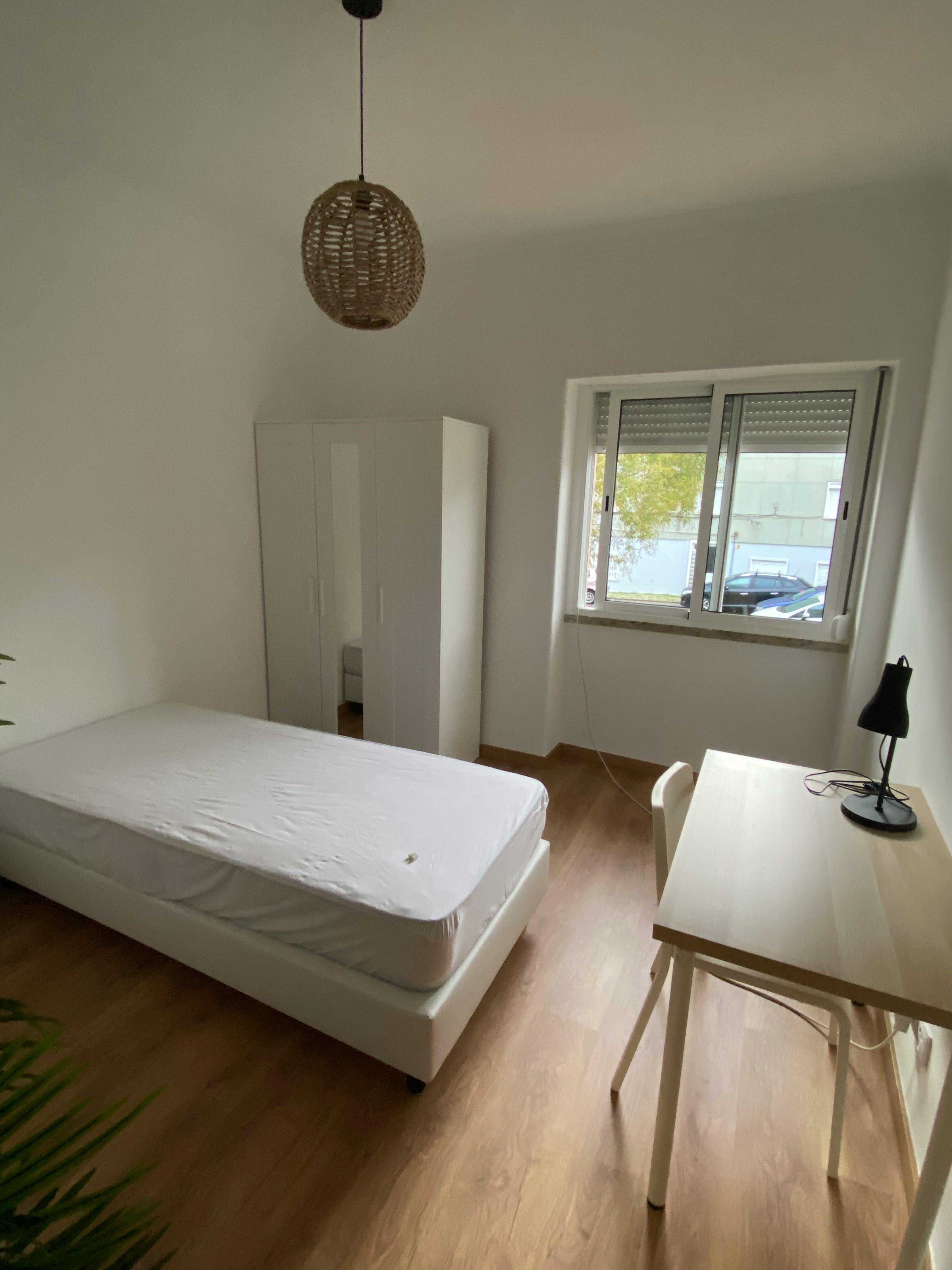 Single room Moscavide, 1 bed, 11m² — photo 1