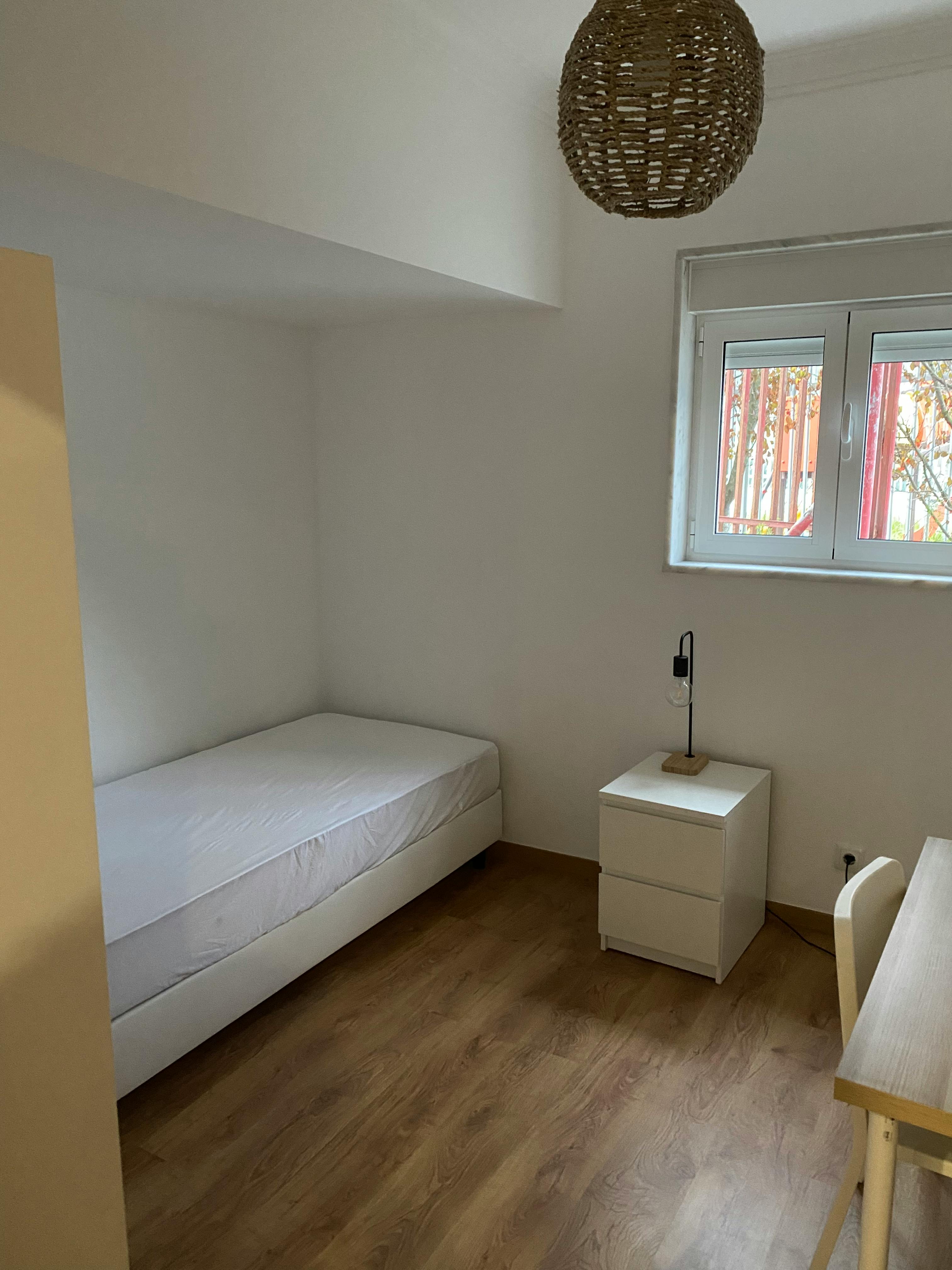 Single room Moscavide, 1 bed, 11m² — photo 1