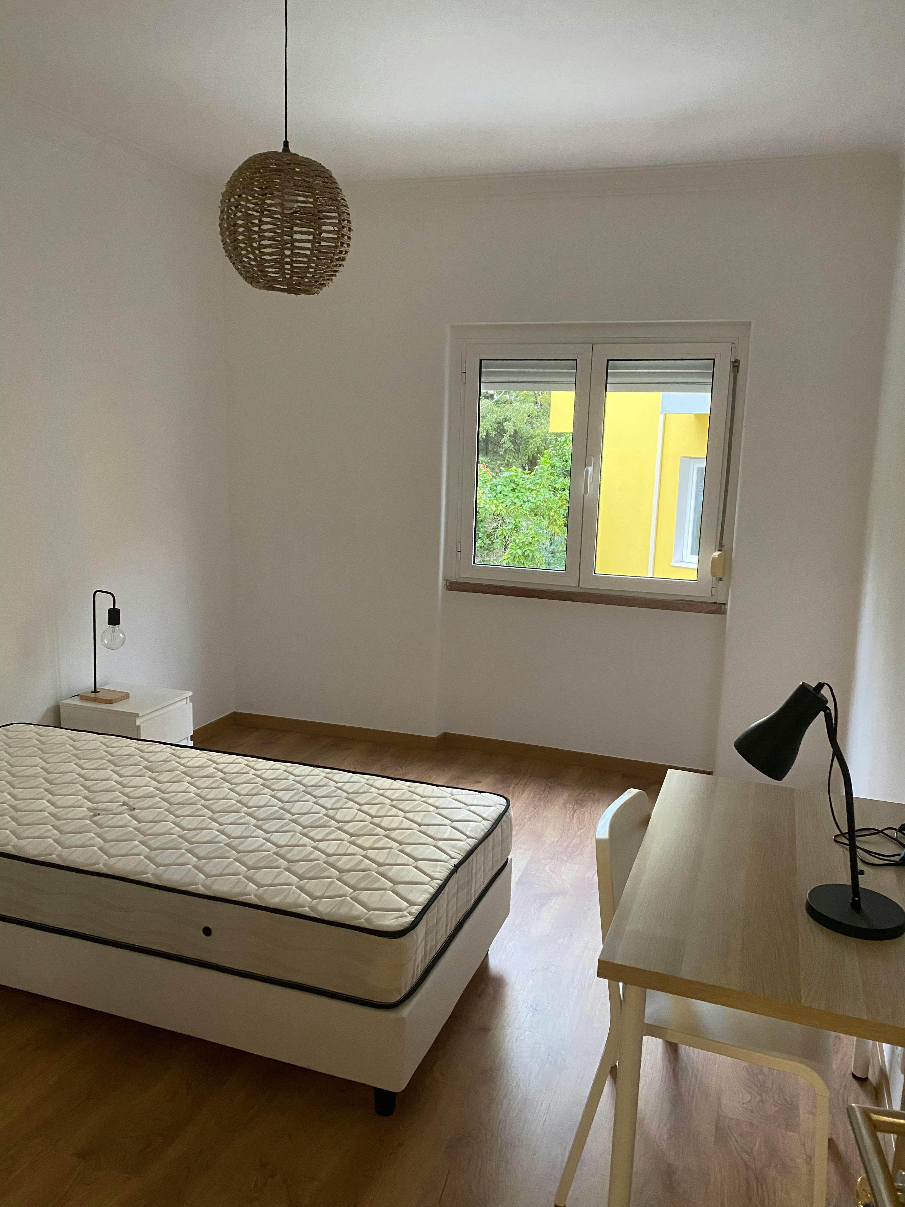 Single room Moscavide, 1 bed, 14m² — photo 1
