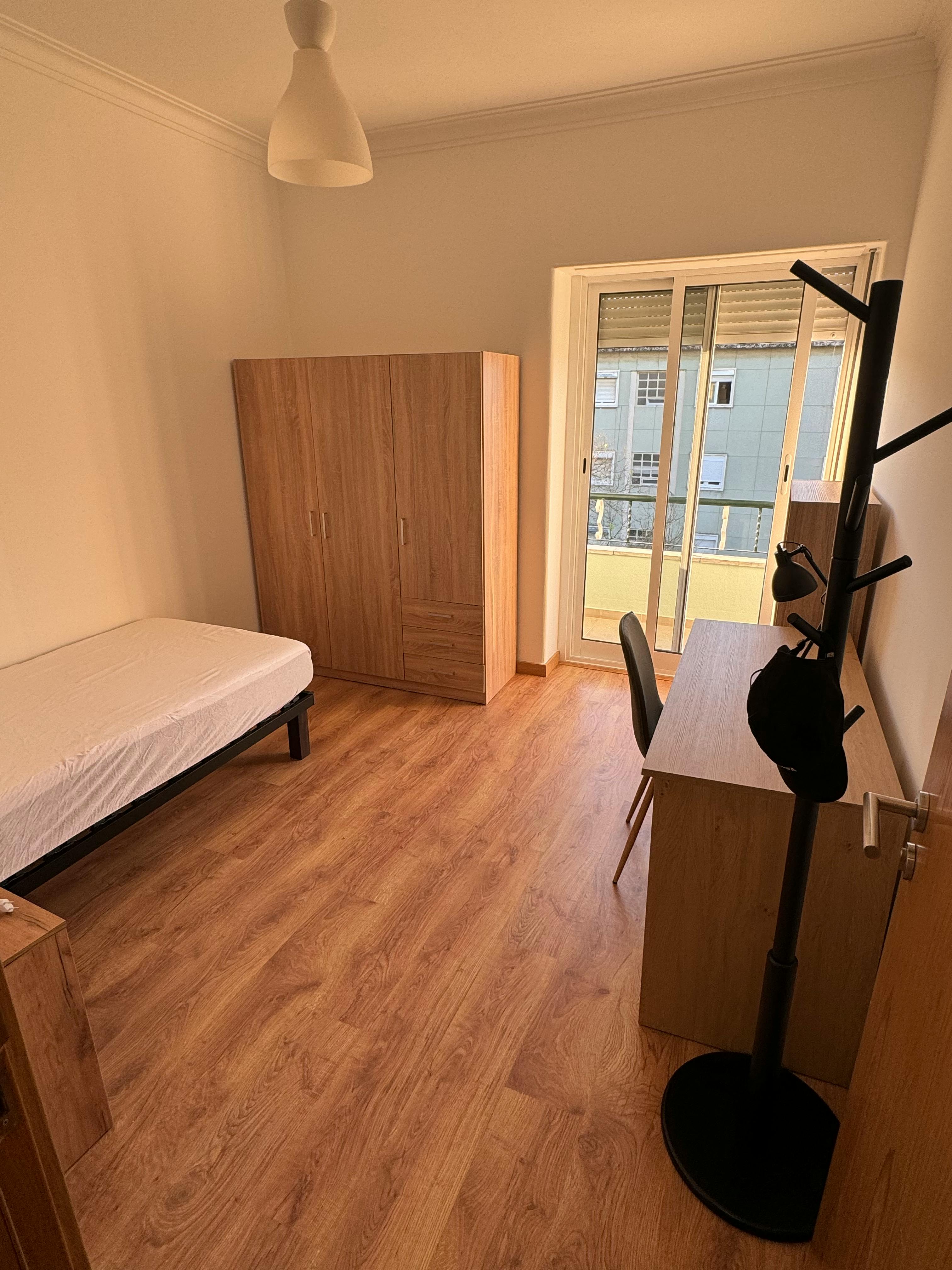 Single room Moscavide, 1 bed, 11m² — photo 1