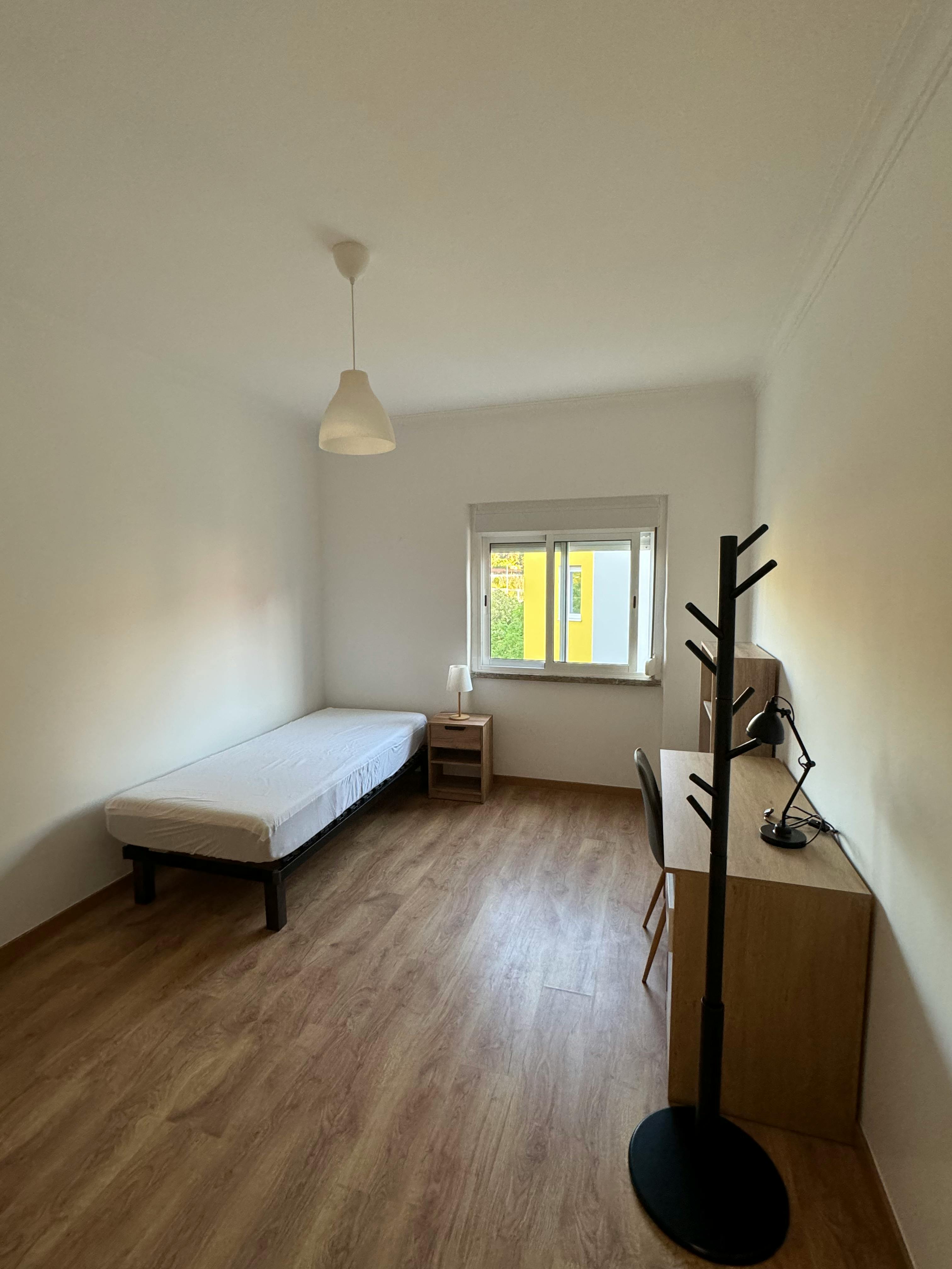 Single room Moscavide, 1 bed, 14m² — photo 1