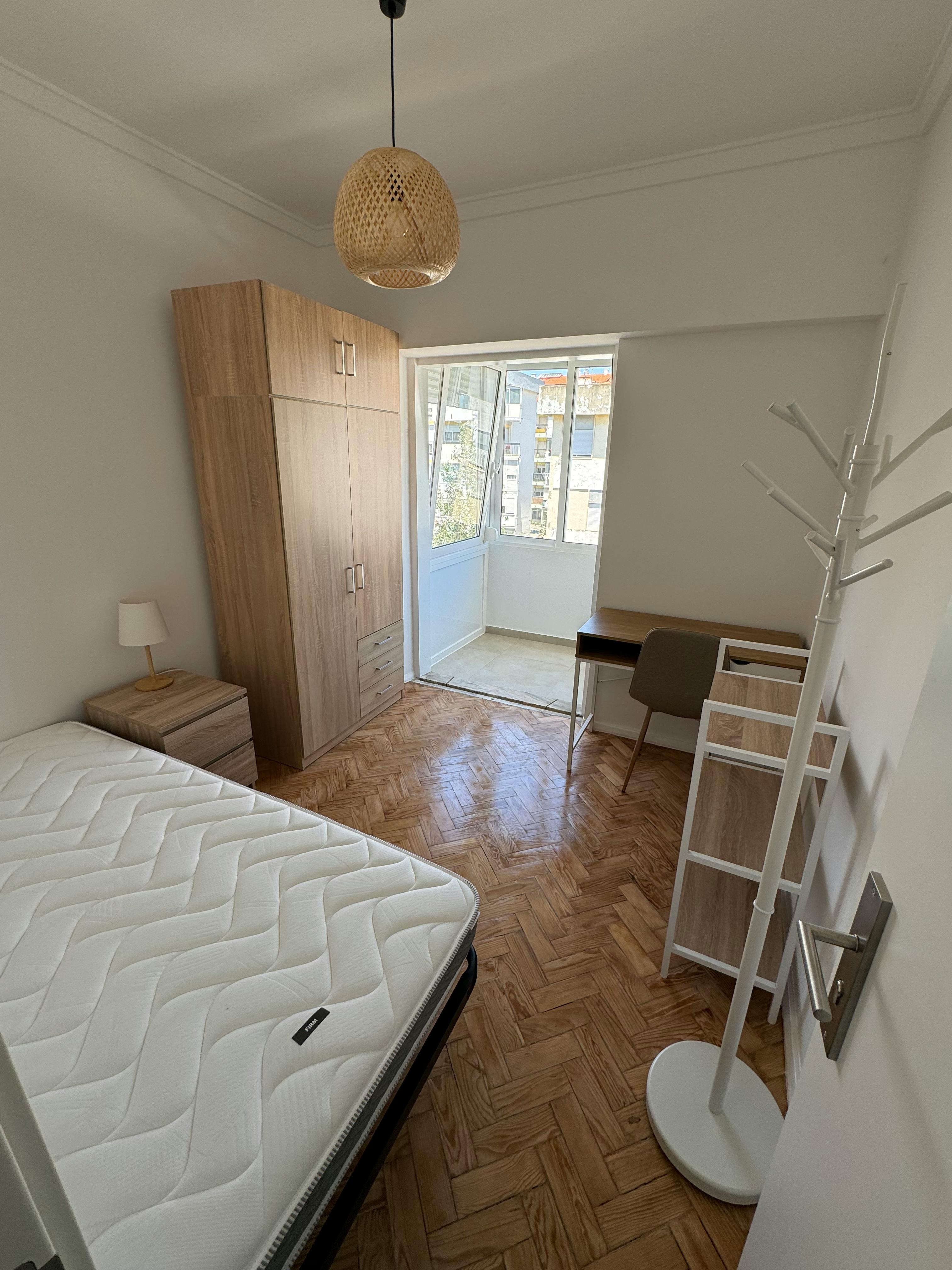 Single room Sacavém, 1 bed, 11m² — photo 1