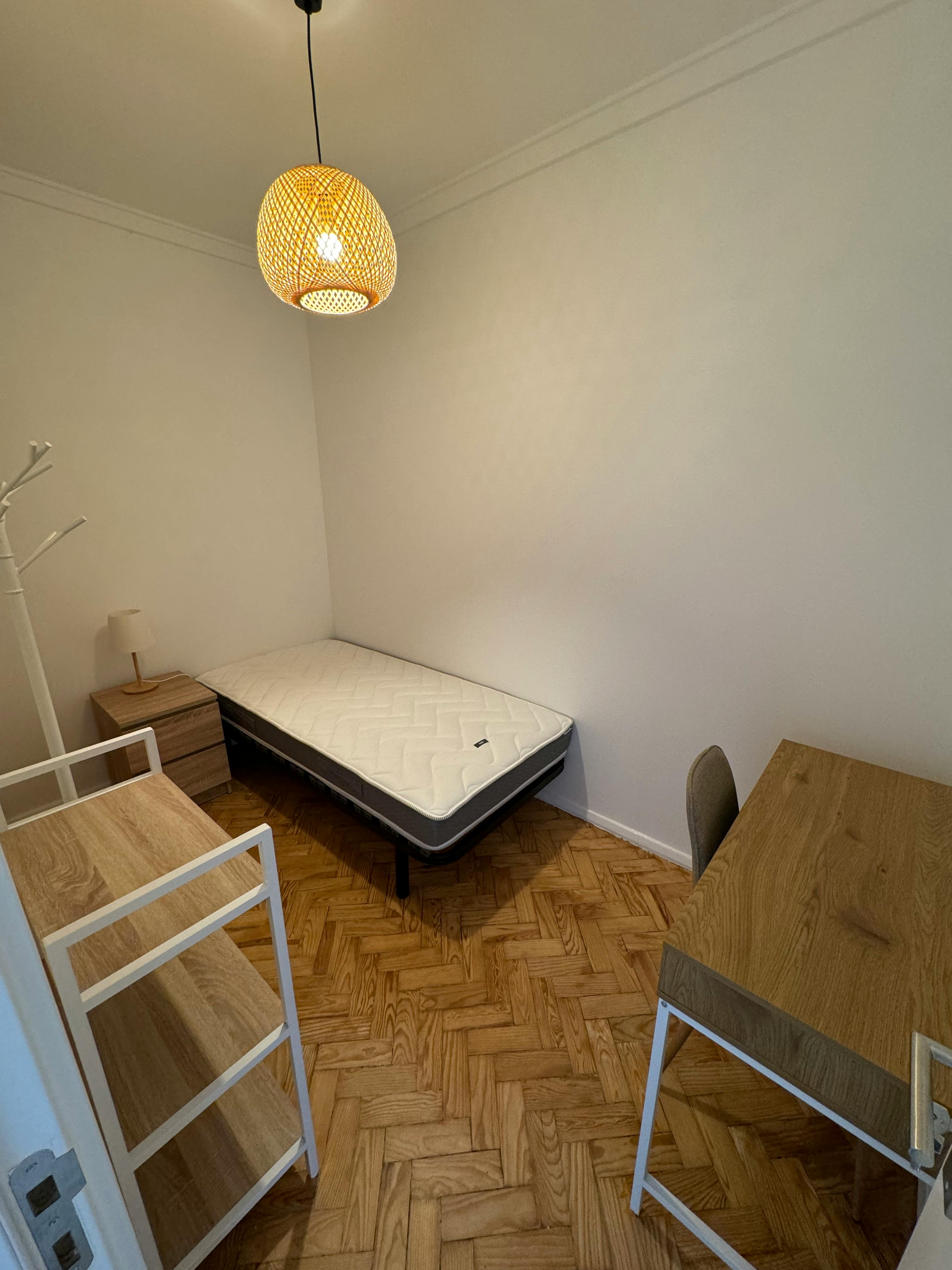 Single room Sacavém, 1 bed, 8m² — photo 1