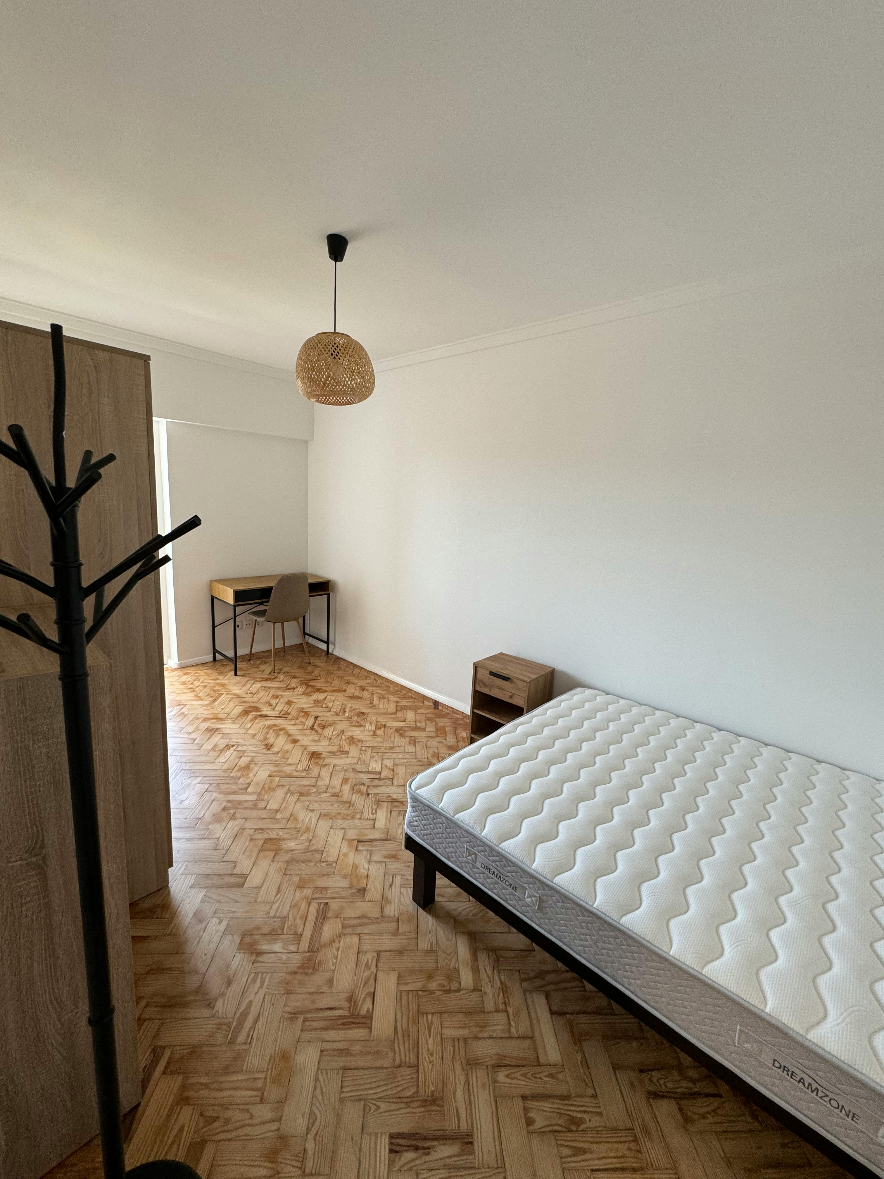 Single room Sacavém, 1 bed, 16m² — photo 1