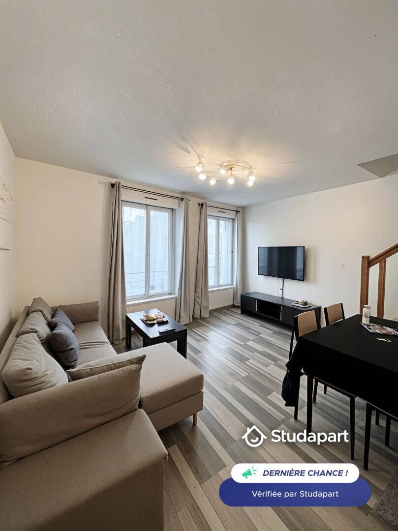 Appartement te huur voor € 780 per maand in Châlons-en-Champagne, Rue Saint-Joseph
