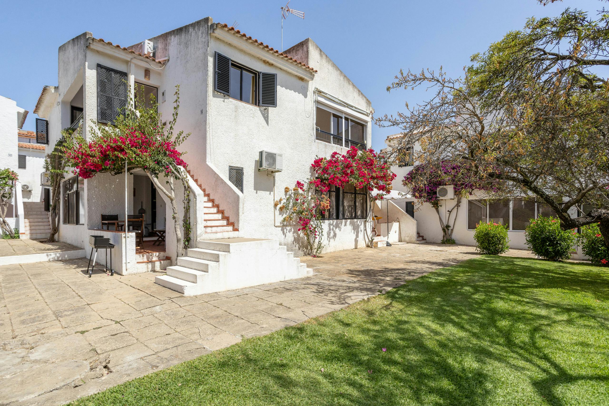 Apartment for rent for €3,000 per month in Aldeamento das Pedras D'El Rei, M1347