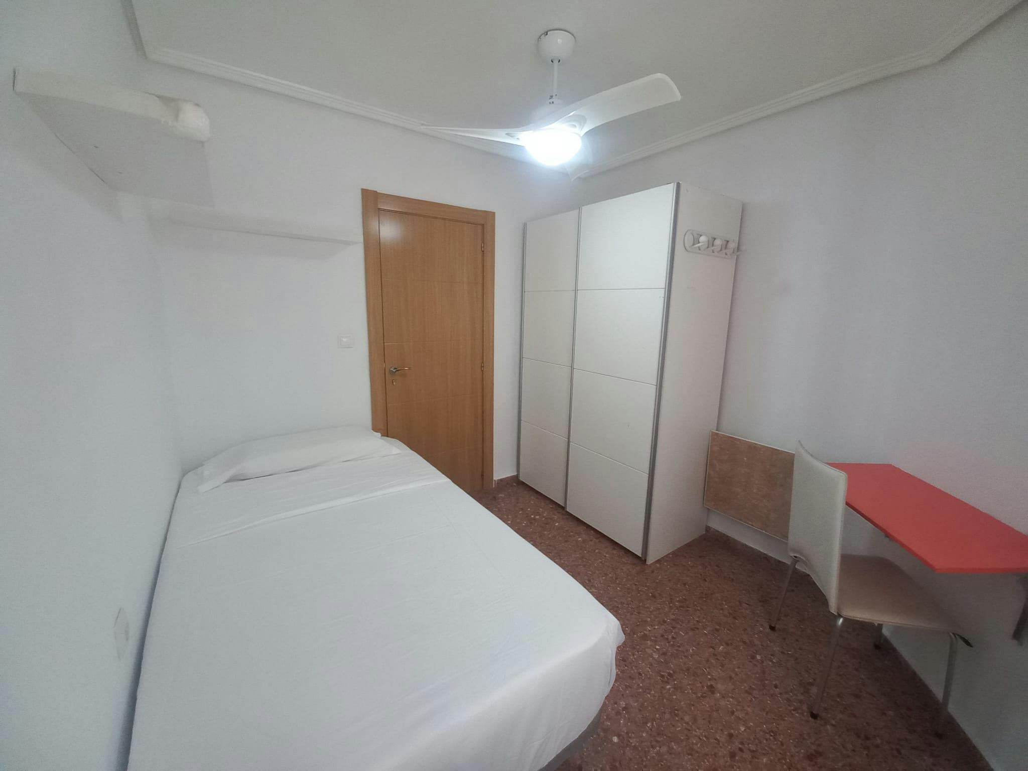 Private room for rent for €400 per month in Valencia, Carrer dels Lleons