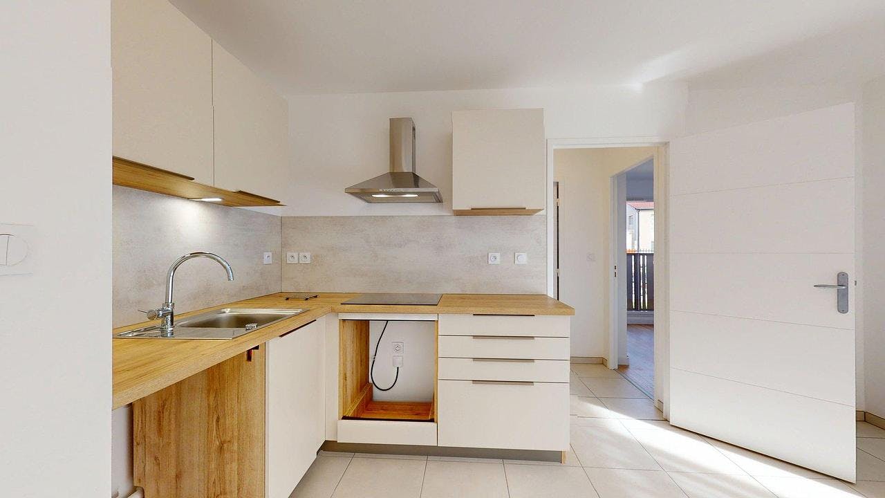 公寓 正在以 €825 的月租出租，其位于 Genas, Rue Michel Simon