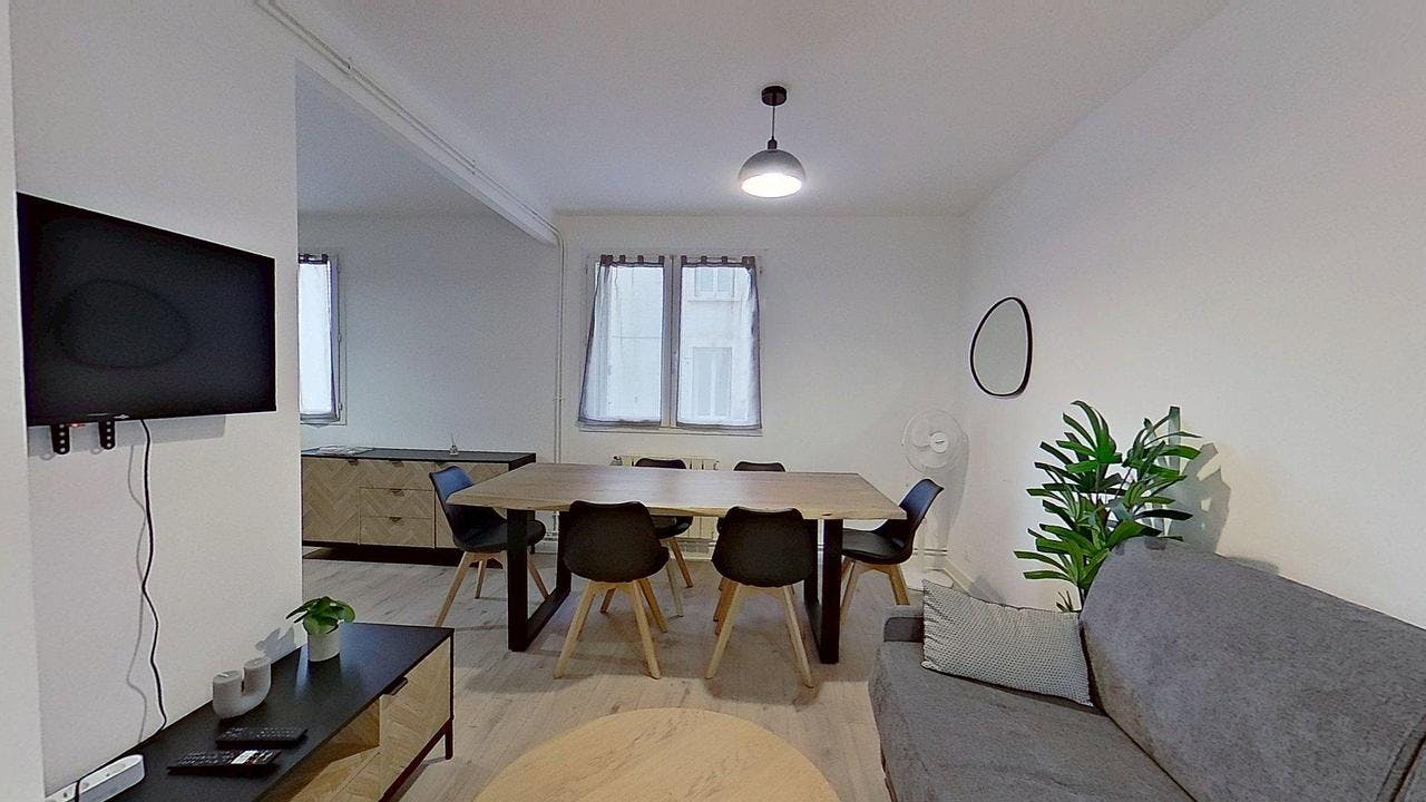 Appartement te huur voor € 870 per maand in Valence, Rue Jean-Joseph Genissieu