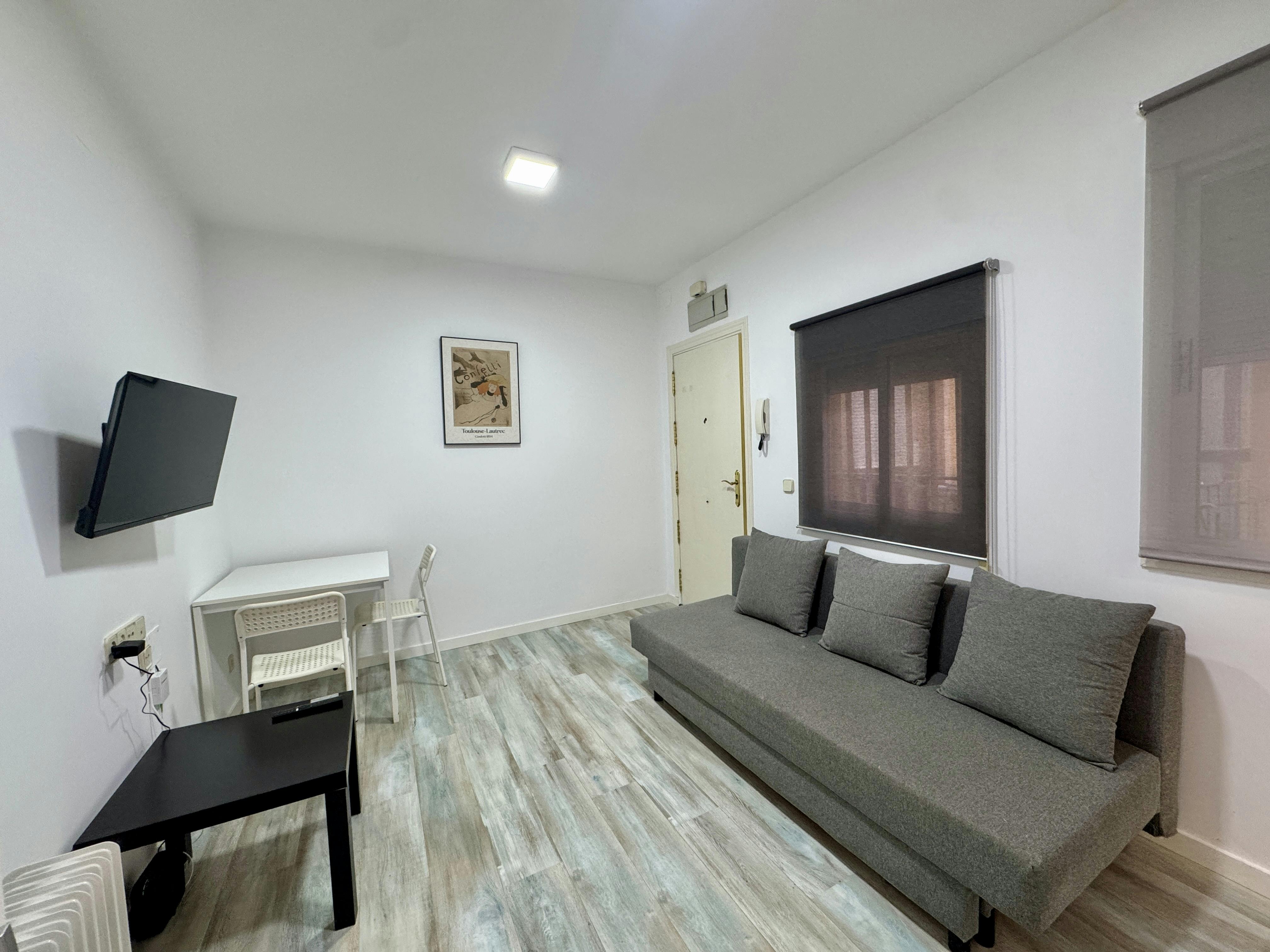公寓 正在以 €1,250 的月租出租，其位于 Madrid, Calle de María de Guzmán