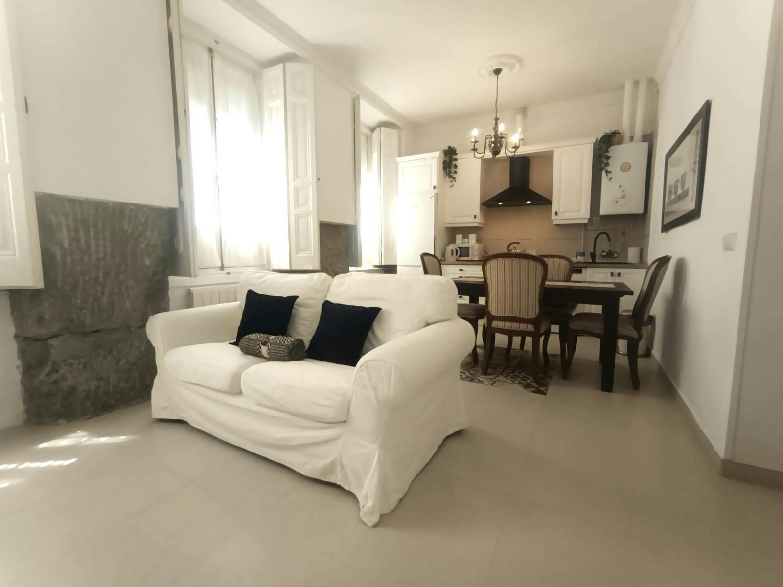 Apartment for rent for €1,900 per month in Madrid, Calle del Olivar