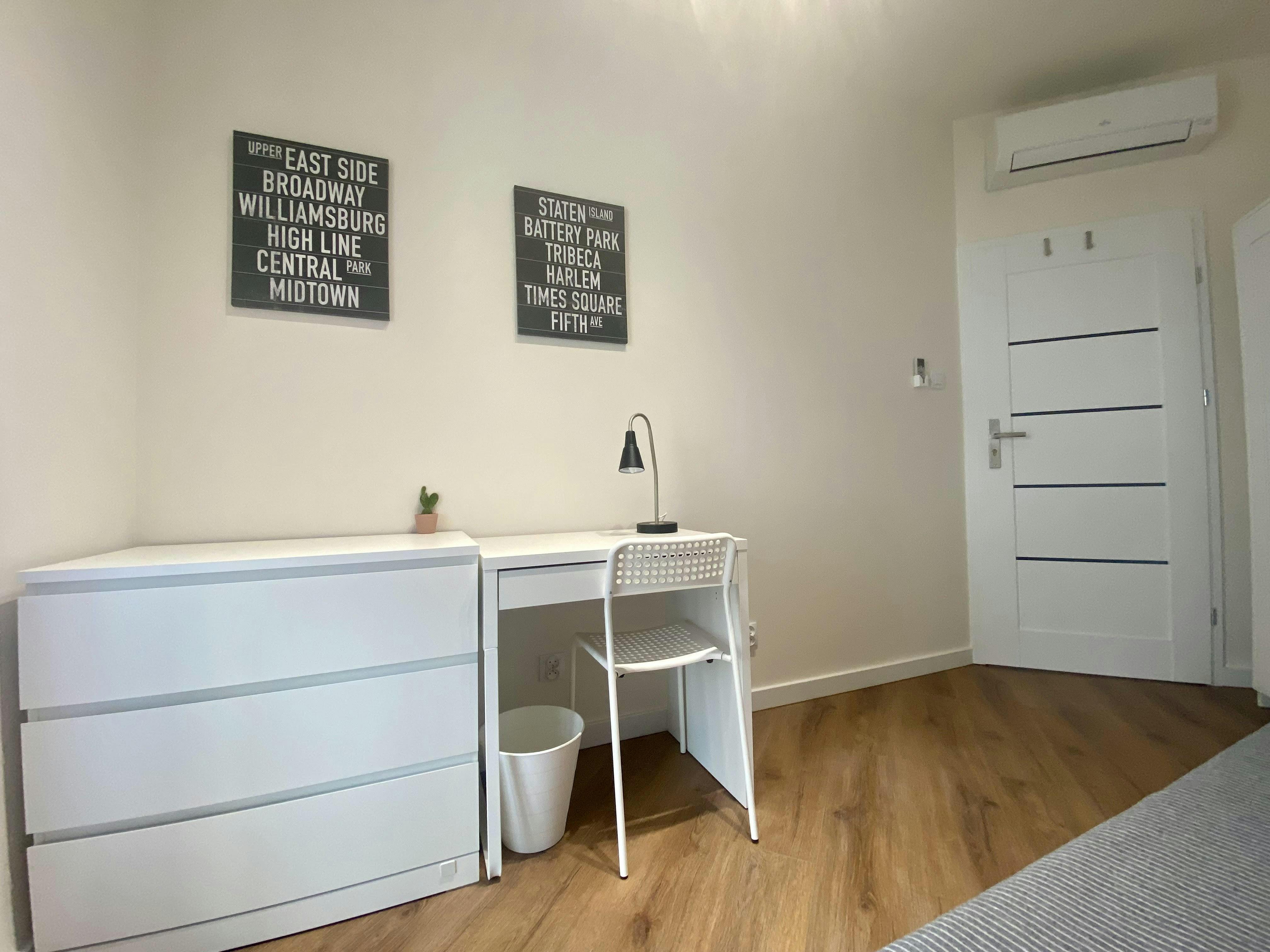 私人房间 正在以 PLN 1,399 的月租出租，其位于 Warsaw, Miedziana