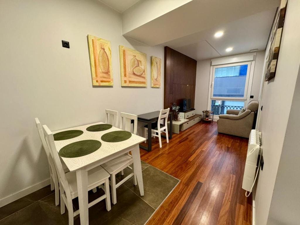 Apartment for rent for €1,700 per month in Vigo, Rúa Rogelio Abalde