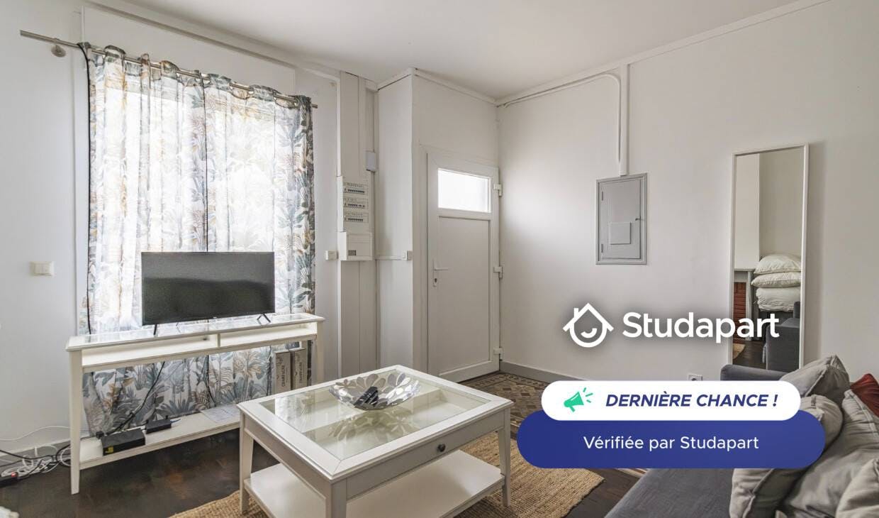 House for rent for €1,400 per month in Reims, Place Luton