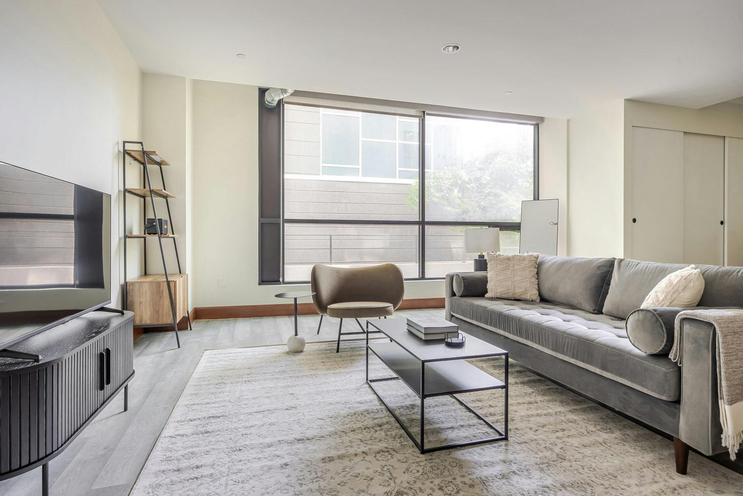 Studio te huur voor $4,290 per maand in Long Beach, West Ocean Boulevard