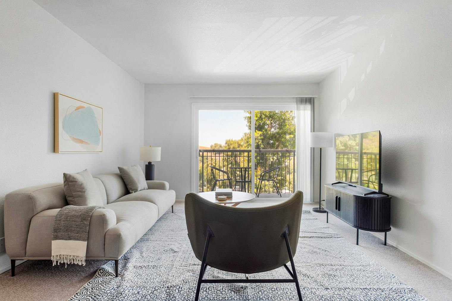 Apartament de închiriat pentru $4,560 pe lună în Los Angeles, Barham Boulevard