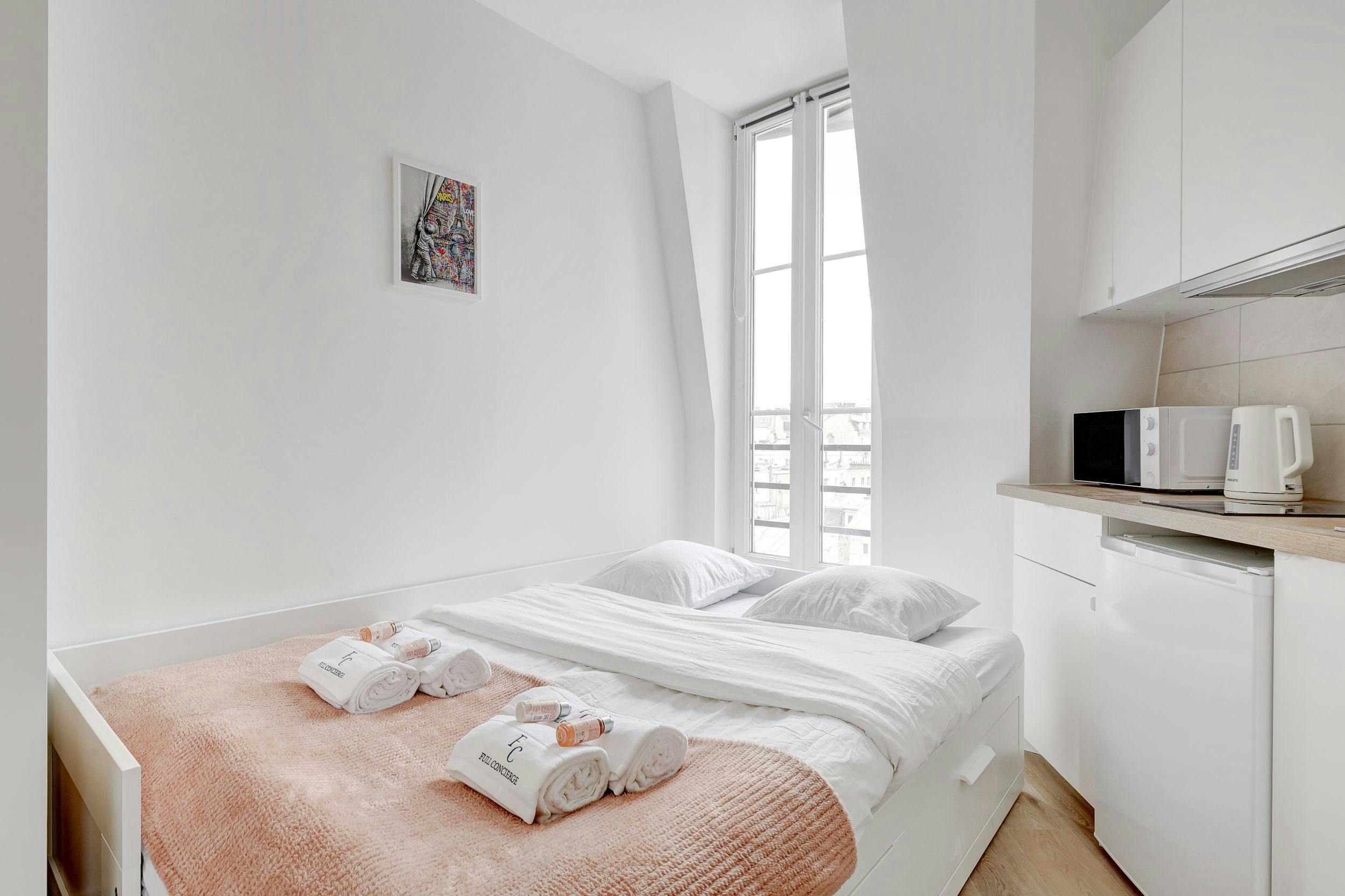 Studio for rent for €1,400 per month in Paris, Rue Spontini