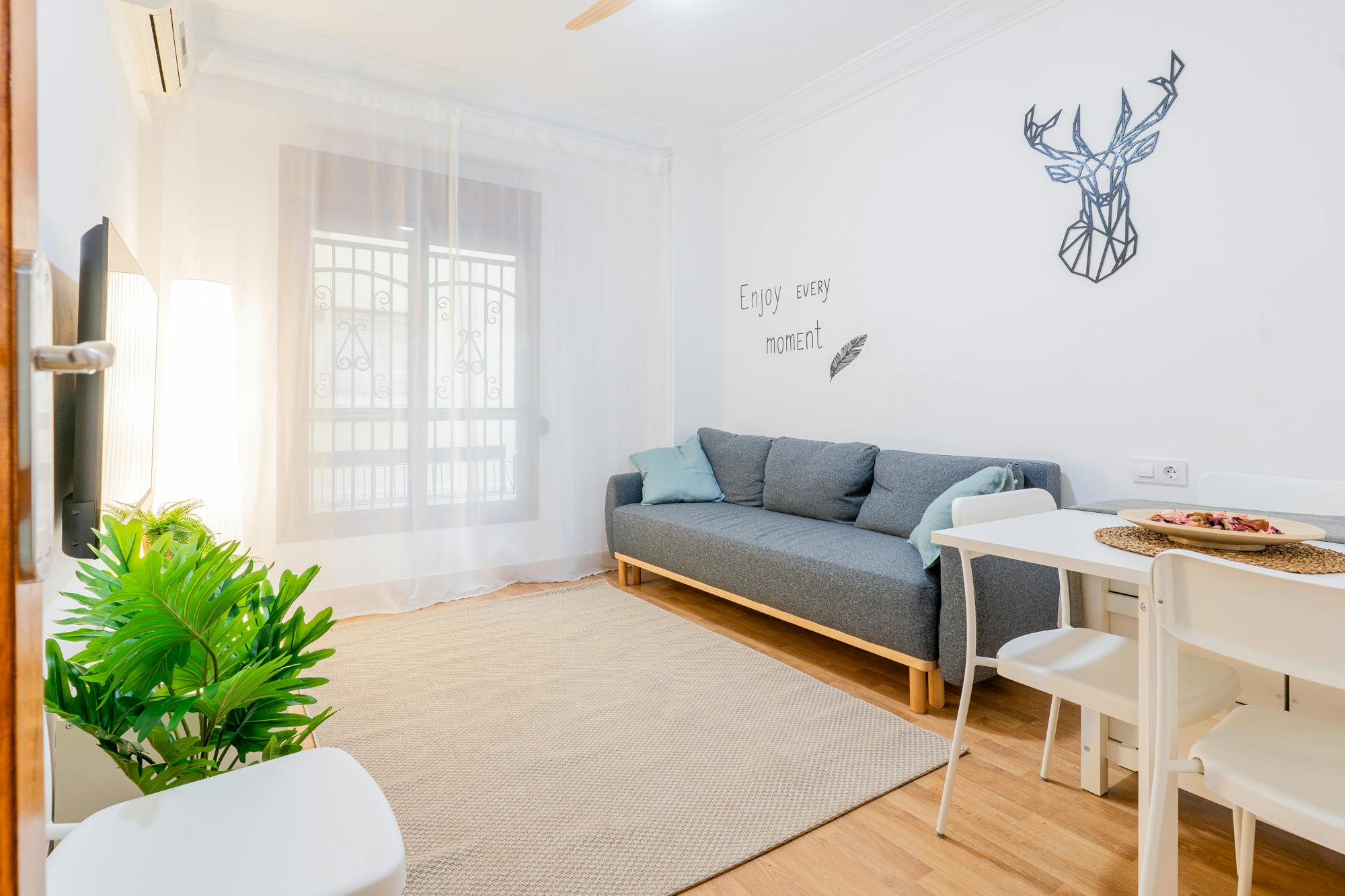 Apartment for rent for €2,100 per month in Valencia, Carrer del Portal de Valldigna