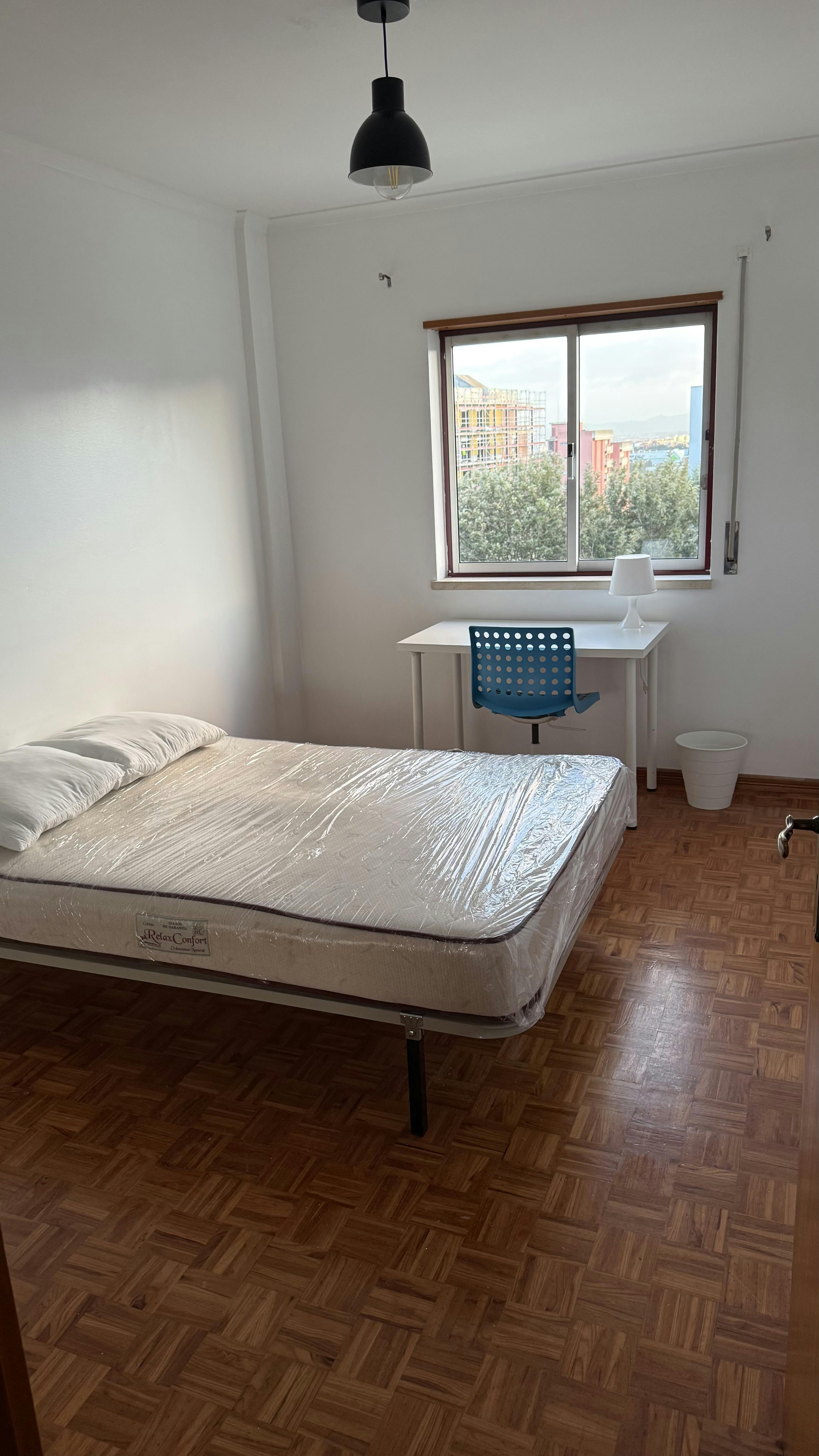 WG-Zimmer zu mieten für 500 € pro Monat in Caparica, Rua dos Três Vales