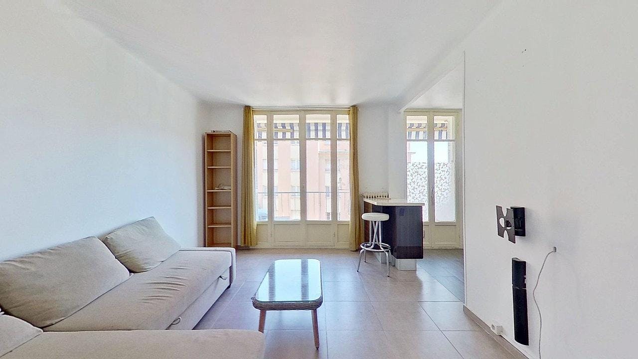 Mieszkanie do wynajęcia za 900 € miesięcznie w mieście Nice, Boulevard de la Madeleine