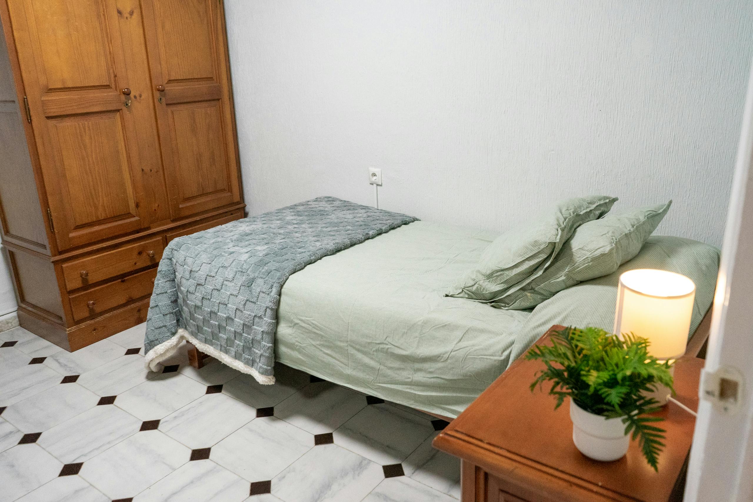 Private room for rent for €385 per month in Sevilla, Calle Juan Manuel Rodríguez Correa