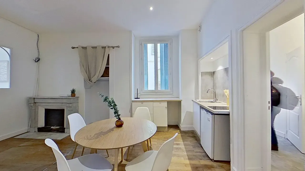 1-Bedroom Apartment in Grande Rue, Valence 2