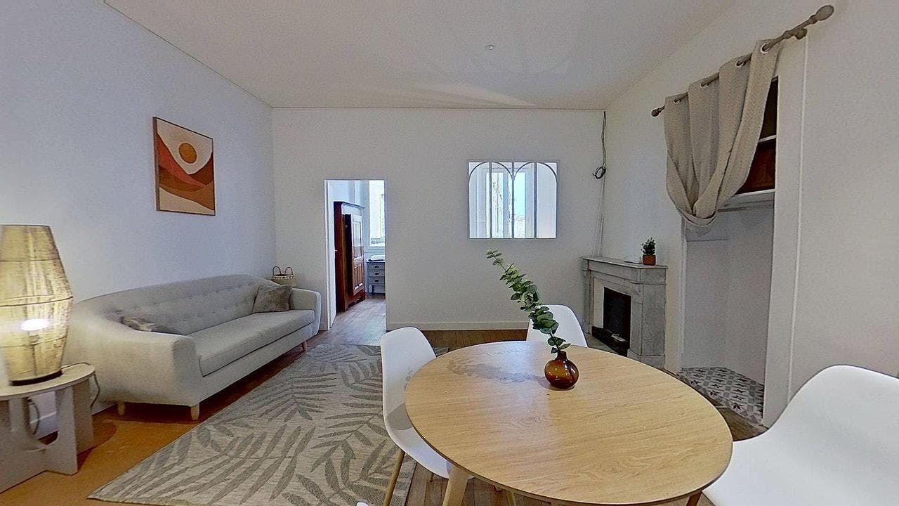 Apartamento para alugar por € 670 por mês em Valence, Grande Rue