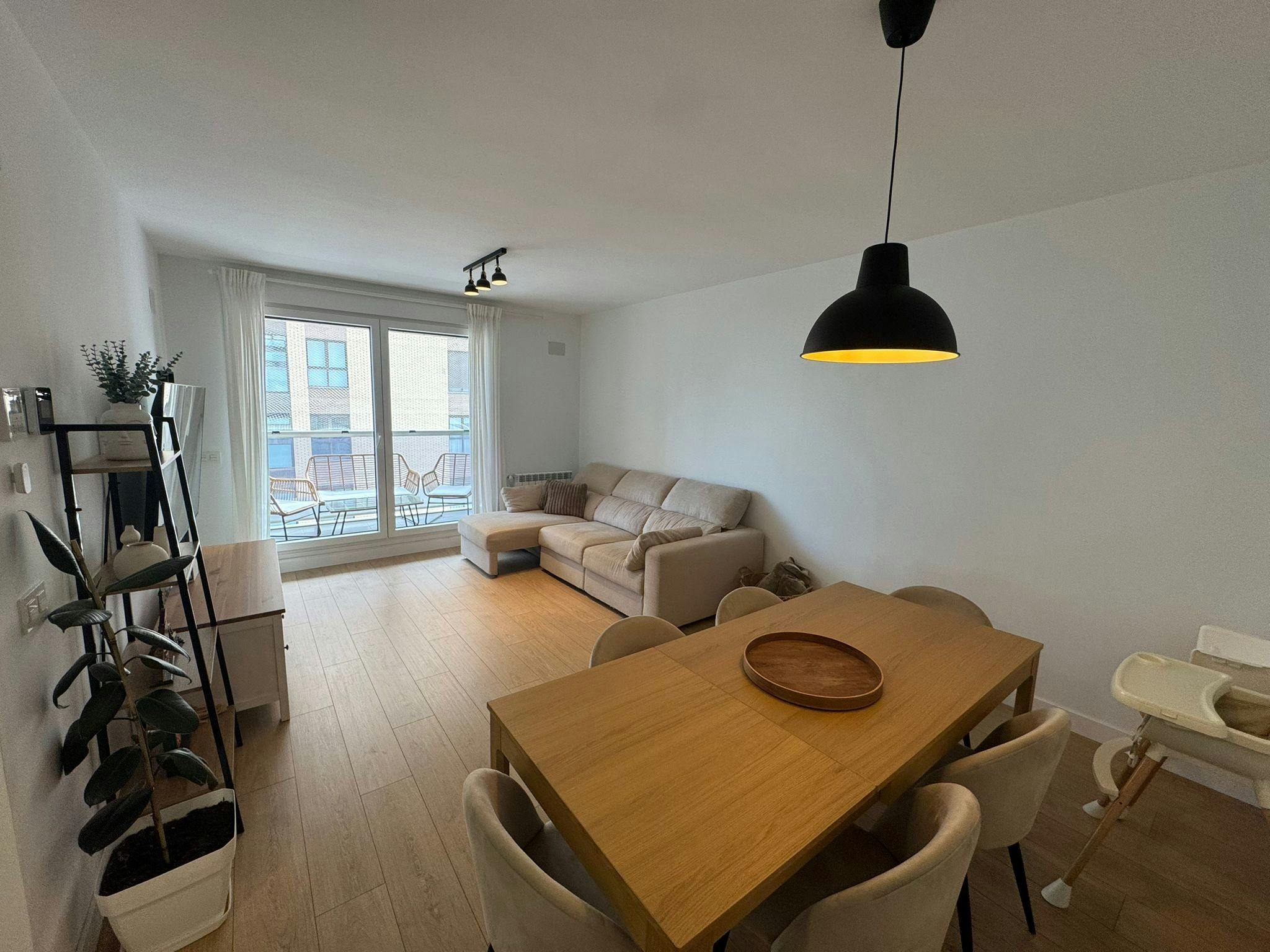 Building for rent for €3,000 per month in Madrid, Calle de Mario Moreno Cantinflas